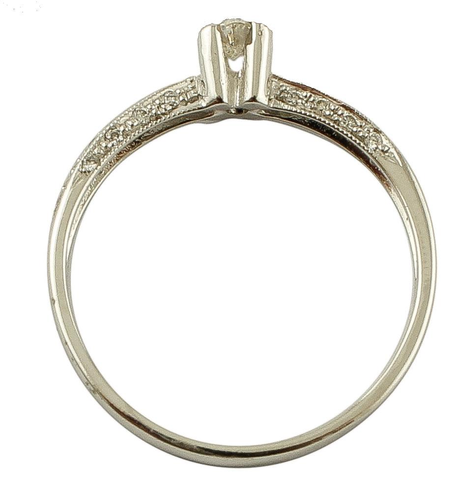 Anillo solitario de oro blanco de 18 quilates montado con un diamante central, talla marquesa, y diamantes laterales más pequeños.
Este anillo está totalmente hecho a mano por maestros orfebres italianos
Talla italiana 16 / francesa 56 / EE.UU. 7,5.