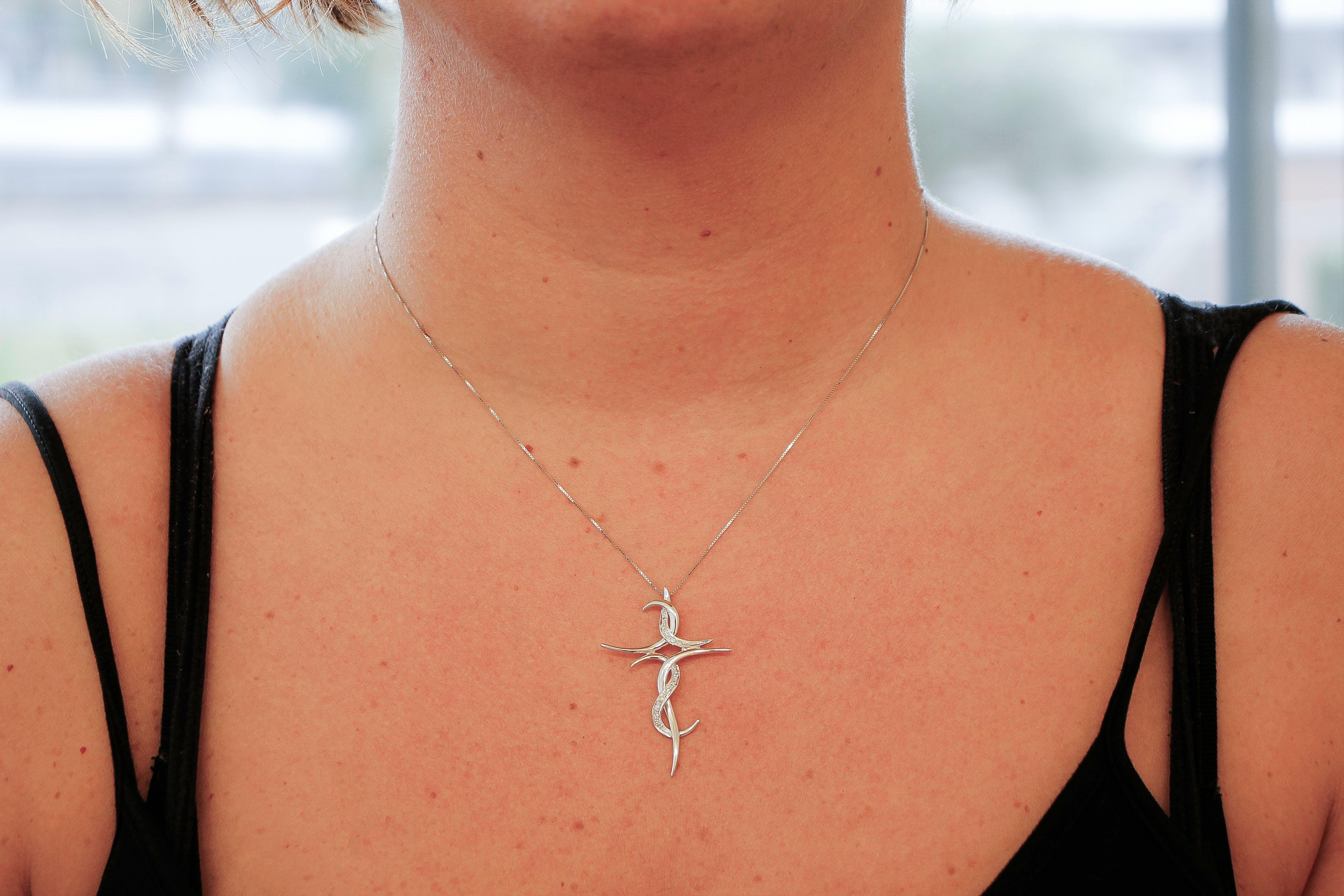 Taglio brillante Diamanti, collana con ciondolo a croce stilizzata in oro bianco 18 carati in vendita