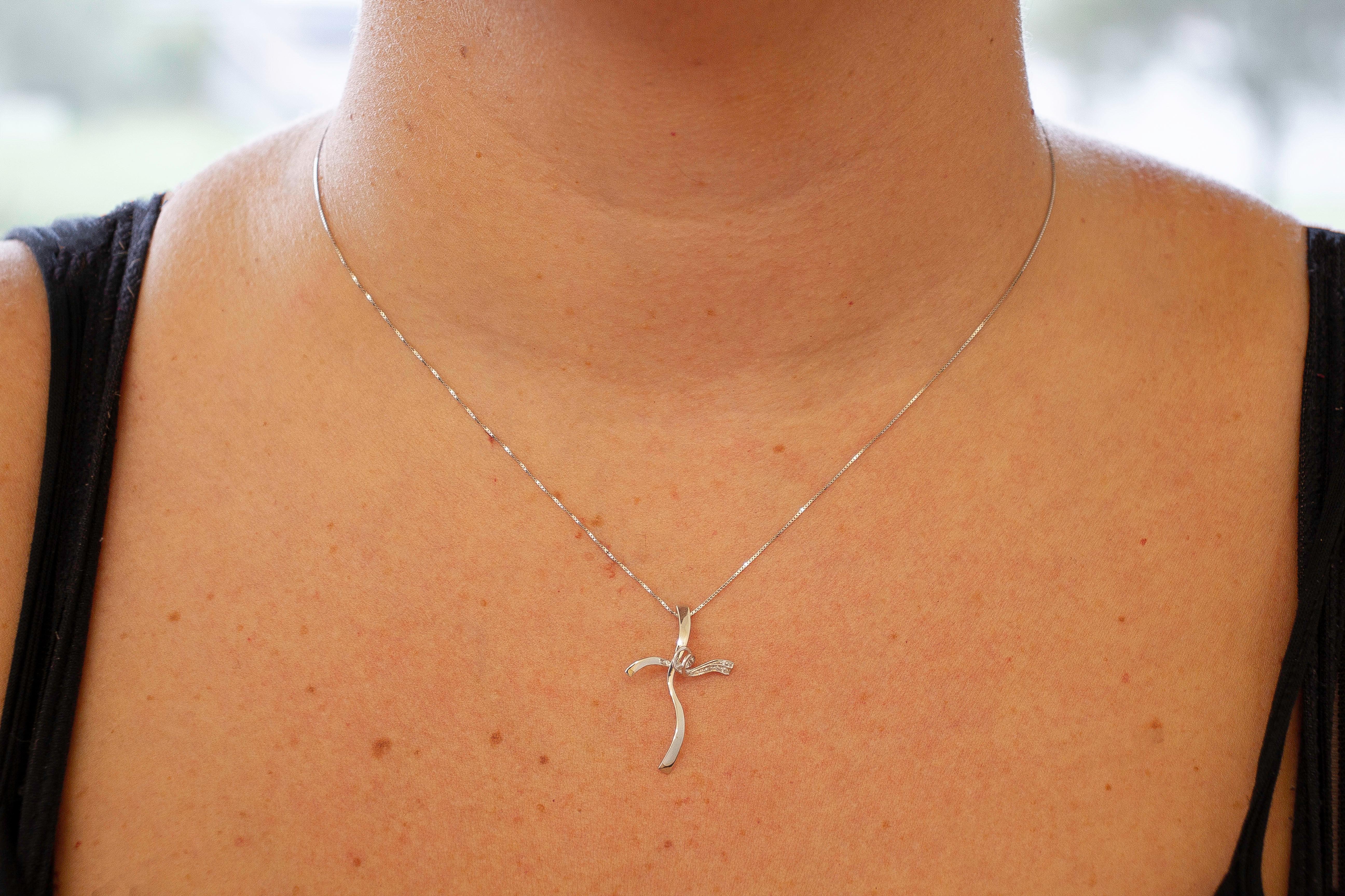 Diamonds, 18 Karat White Gold Stylized Cross Pendant Necklace In Good Condition For Sale In Marcianise, Marcianise (CE)