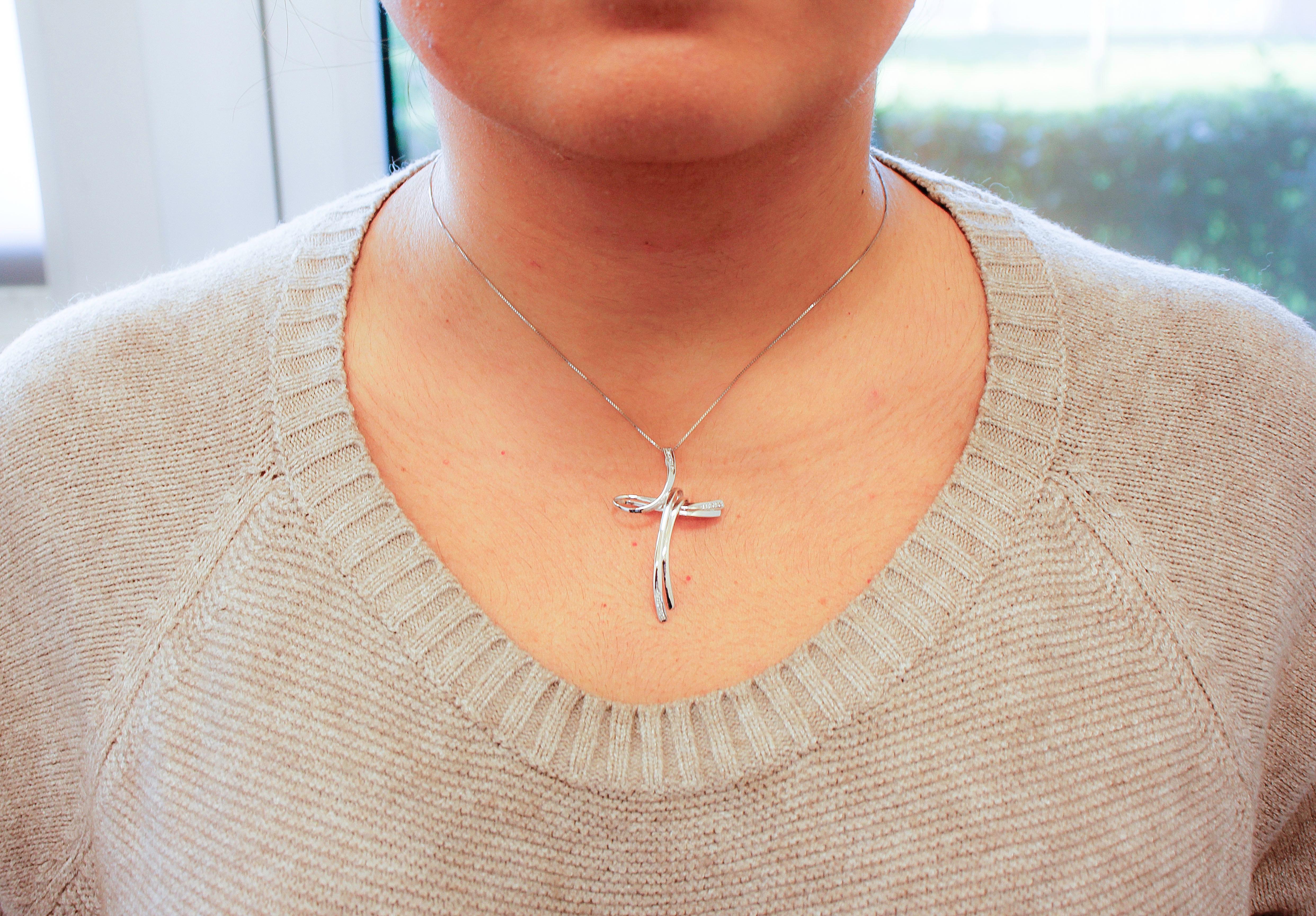Diamonds, 18 Karat White Gold Stylized Cross Pendant Necklace In Excellent Condition In Marcianise, Marcianise (CE)