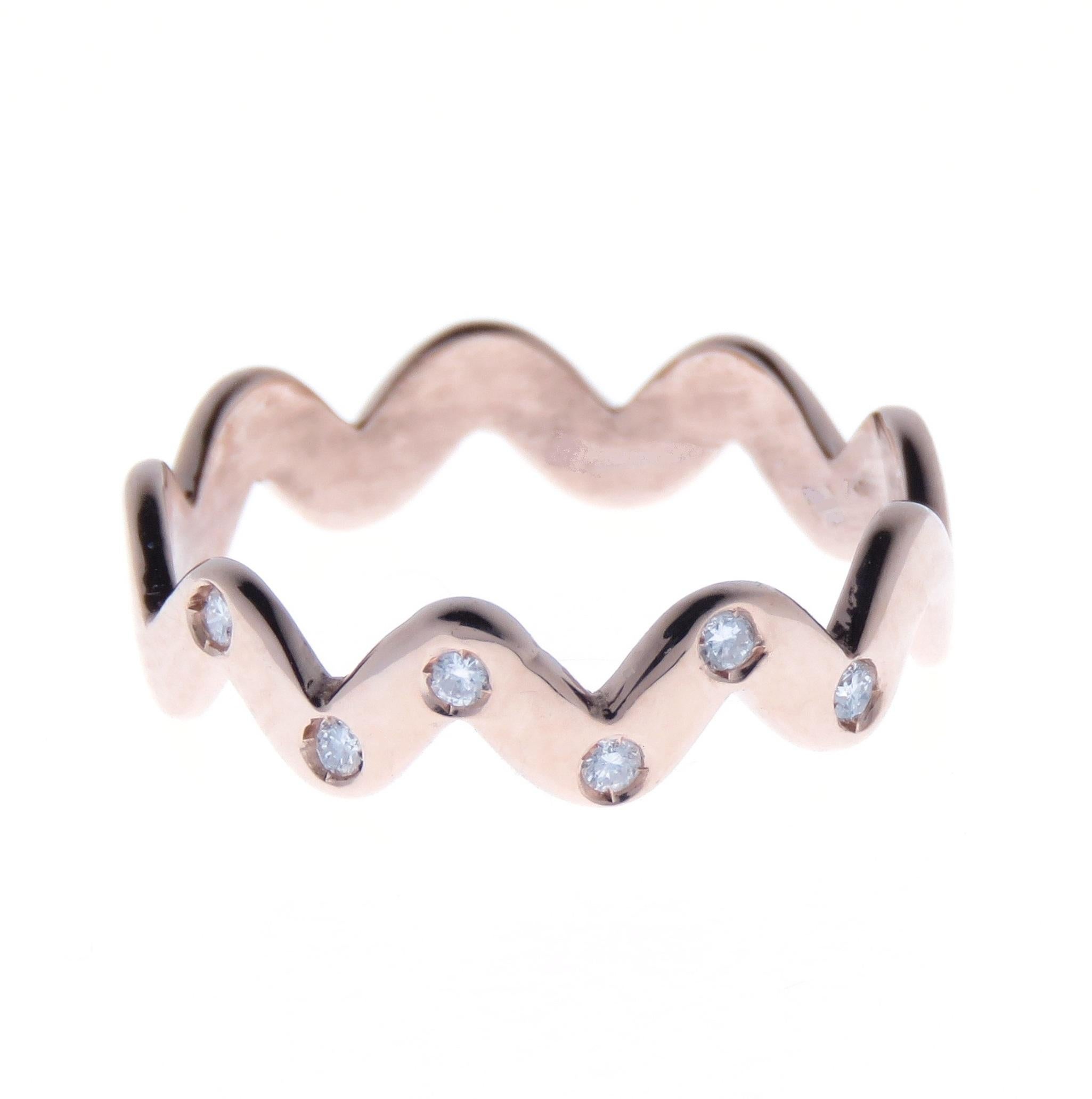 Zig zag ring in 9 karat rose gold with natural briliant cut white diamonds.  This ring can also be stacked with the 9 karat white gold zig zag ring. The price is for one ring.
US finger size is 5 3/4, French size 51, Italian size 11, each ring can