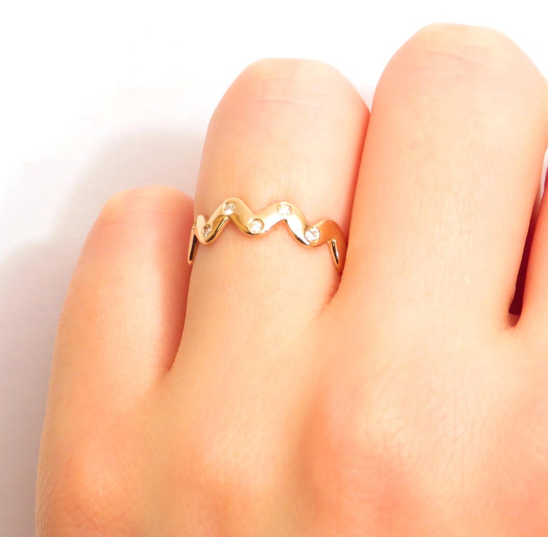 Diamonds 9 Karat Rose Gold Zig Zag Stacking Ring Handcrafted in Italy