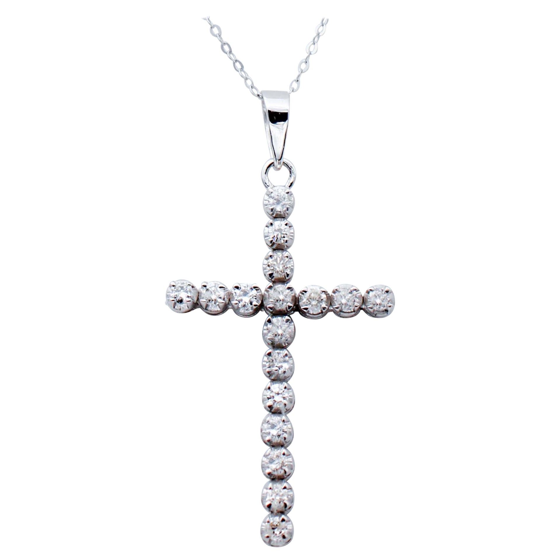 Collier pendentif croix en or blanc 9 carats et diamants
