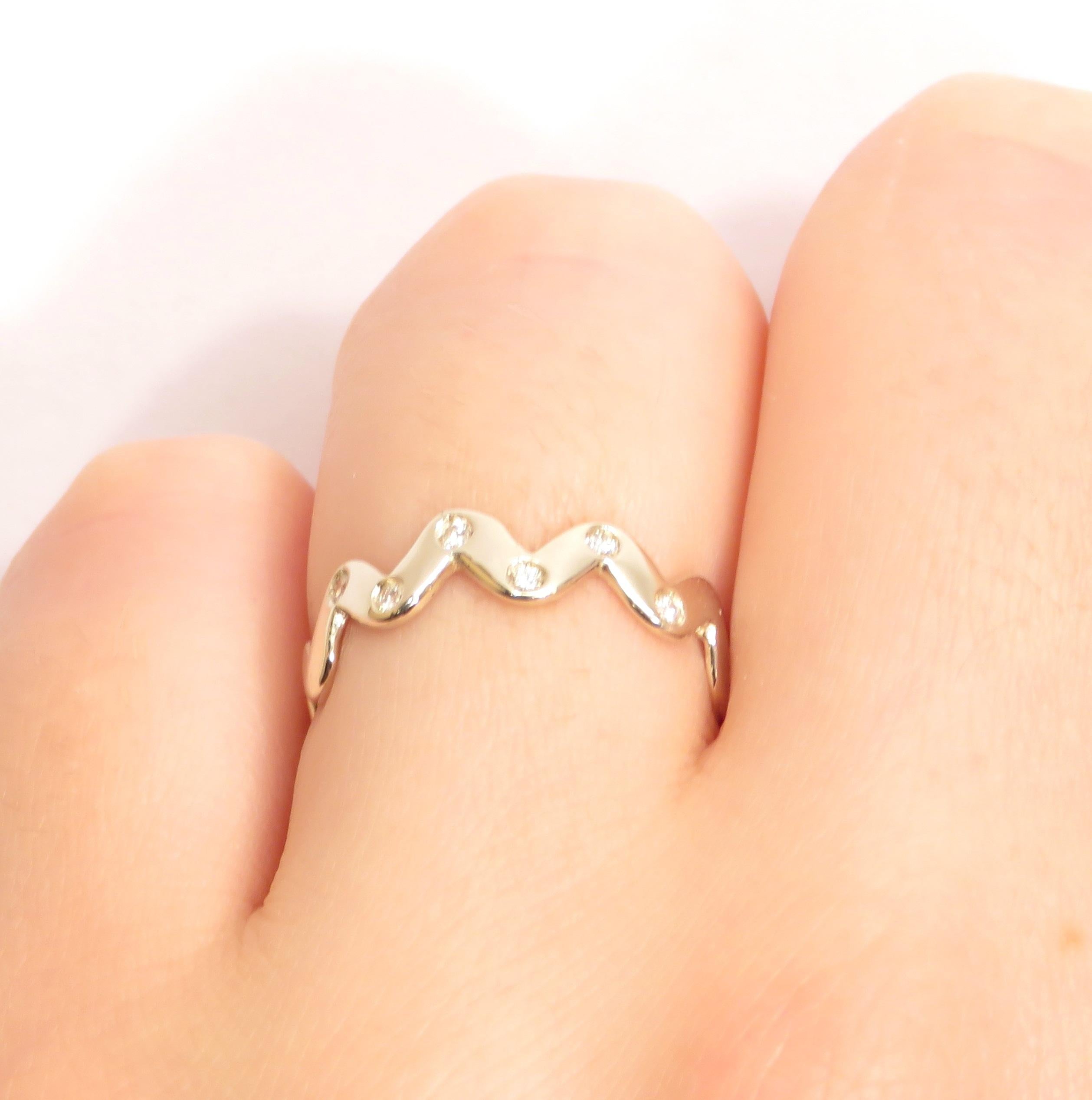 Modern Diamonds 9 Karat White Gold Stacking Zig Zag Ring Handcrafted in Italy For Sale