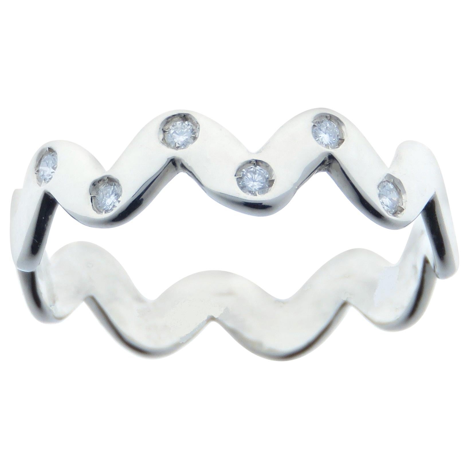 Diamonds 9 Karat White Gold Stacking Zig Zag Ring Handcrafted in Italy For Sale