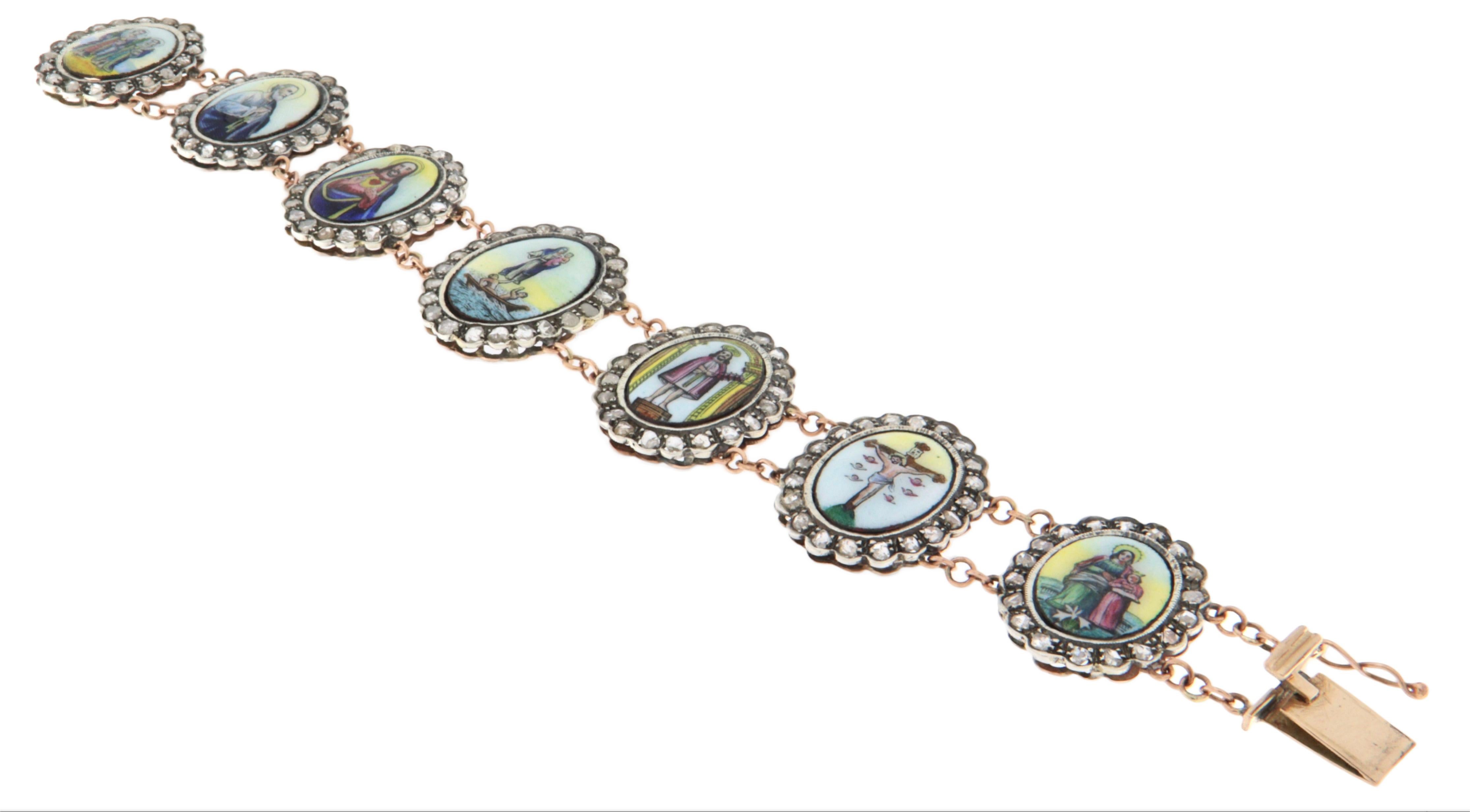 Un extraordinaire bracelet antique d'une valeur historique et spirituelle remarquable, réalisé en or jaune 9kt et en argent 800. Cette pièce unique se distingue par ses sept plaques ovales, chacune ornée de miniatures en céramique peintes à la main