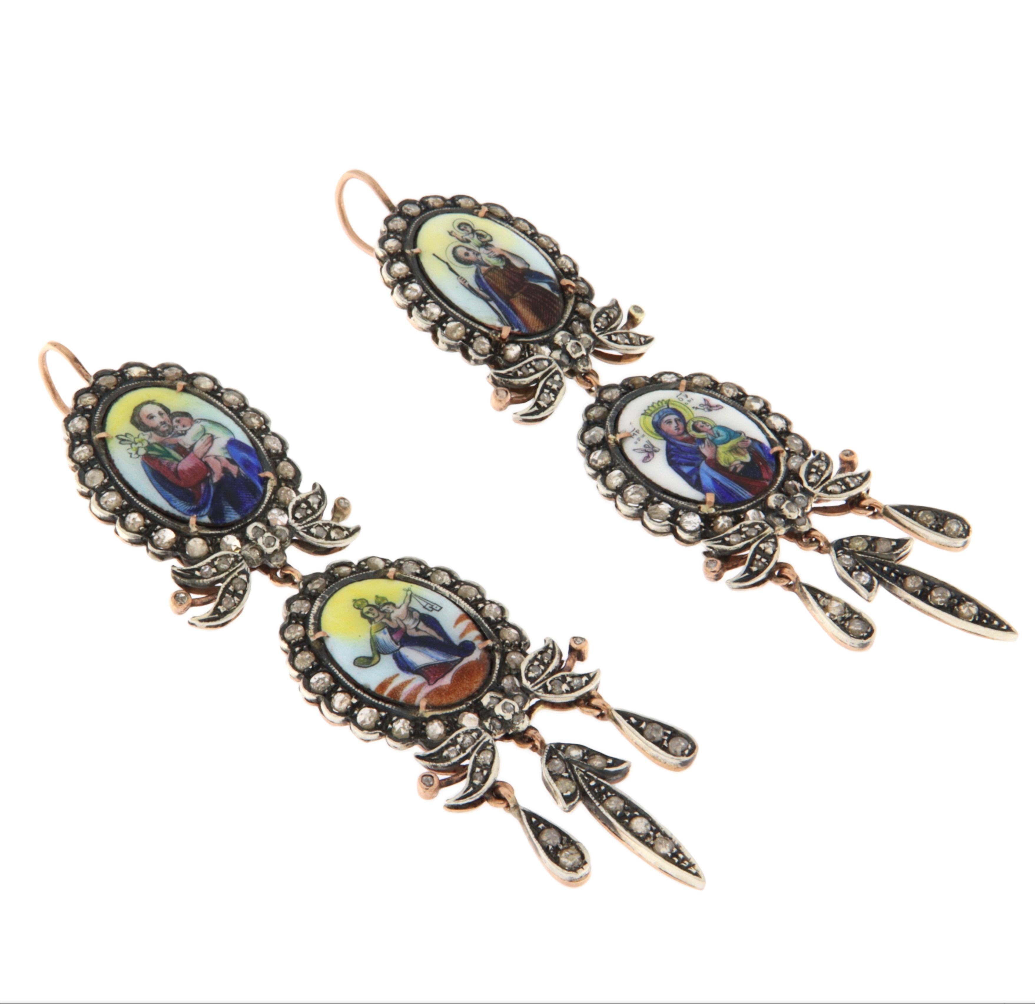 Une superbe paire de boucles d'oreilles anciennes en or jaune 9 carats et argent 800 millièmes, ornées de délicates miniatures émaillées et serties de diamants taillés en rose. Ces boucles d'oreilles combinent admirablement l'art sacré et