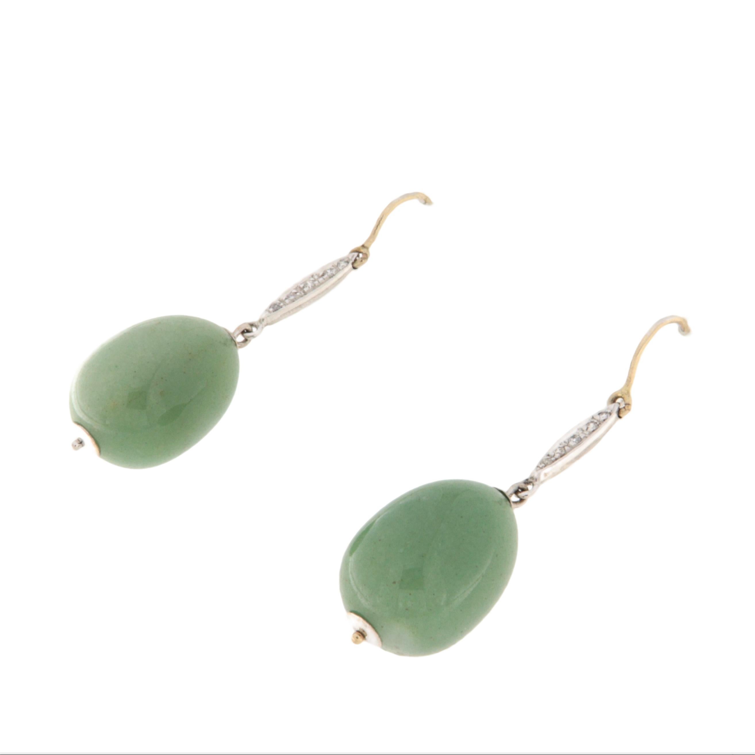 Raffinati orecchini a goccia realizzati in oro bianco a 18 carati, impreziositi da diamanti a taglio brillante e splendide gocce di agata verde naturale. Questi orecchini, dal design elegante e minimalista, offrono un mix perfetto di stile sobrio e
