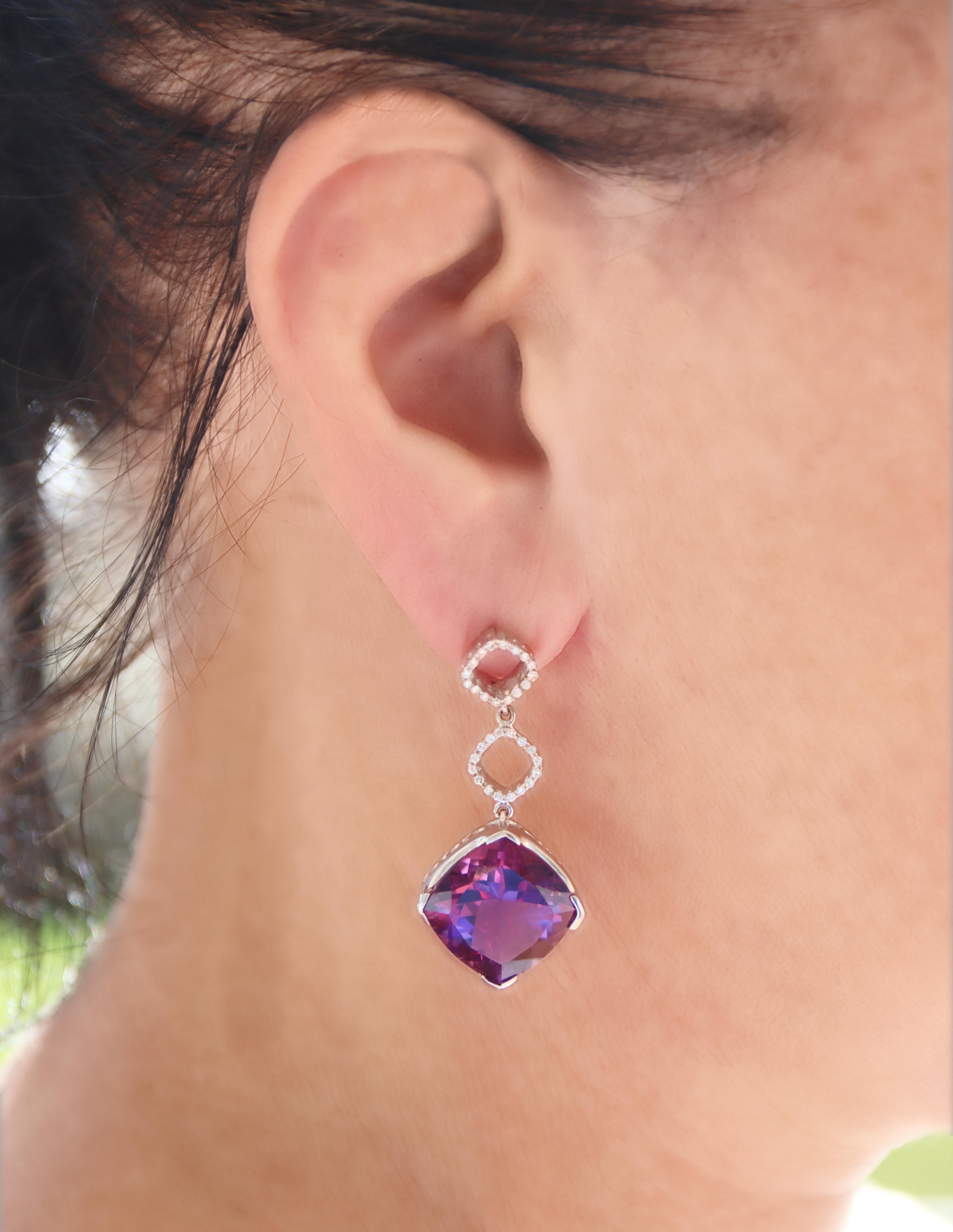 Boucles d'oreilles pendantes en or blanc 18 carats avec diamants et améthyste en vente 1