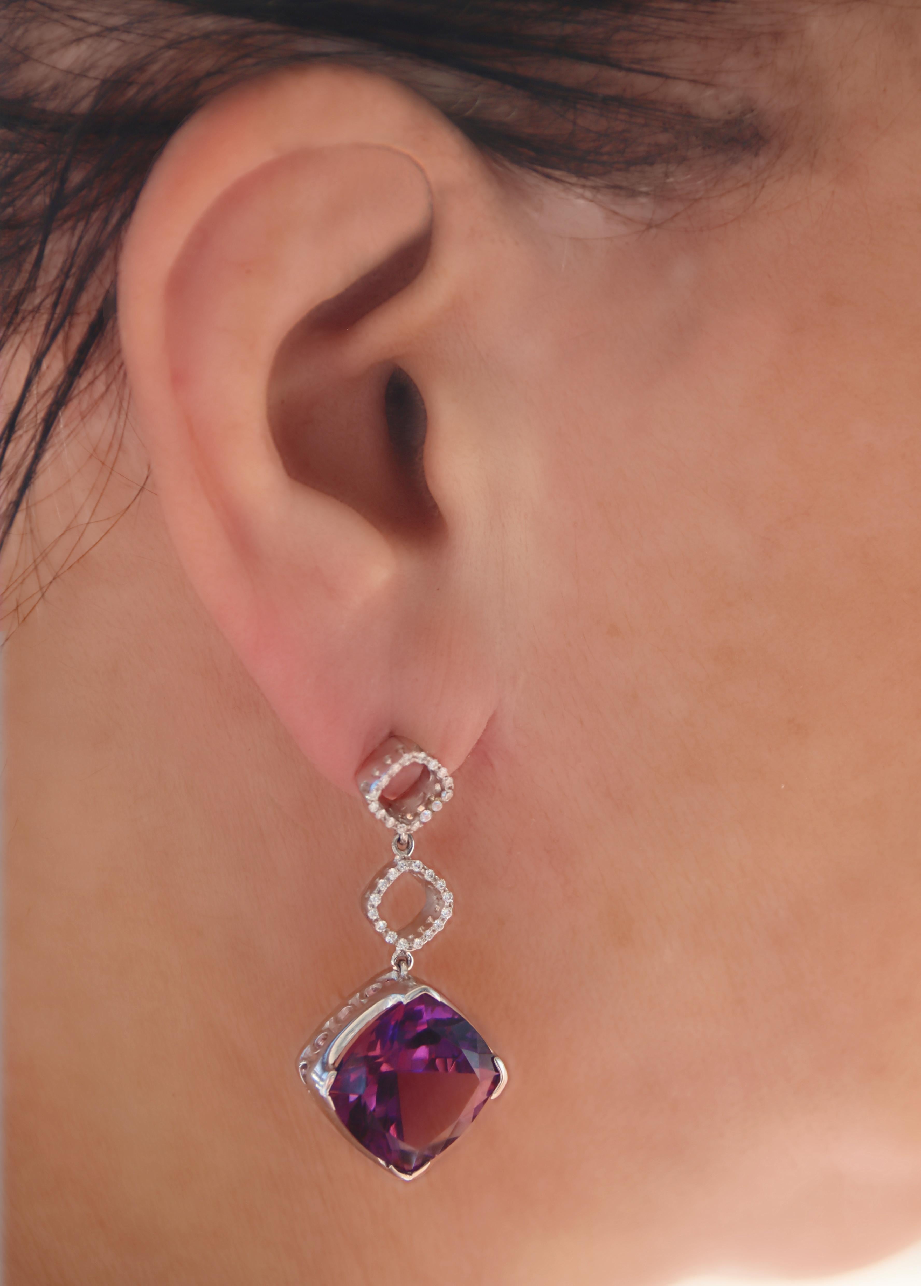 Boucles d'oreilles pendantes en or blanc 18 carats avec diamants et améthyste en vente 2