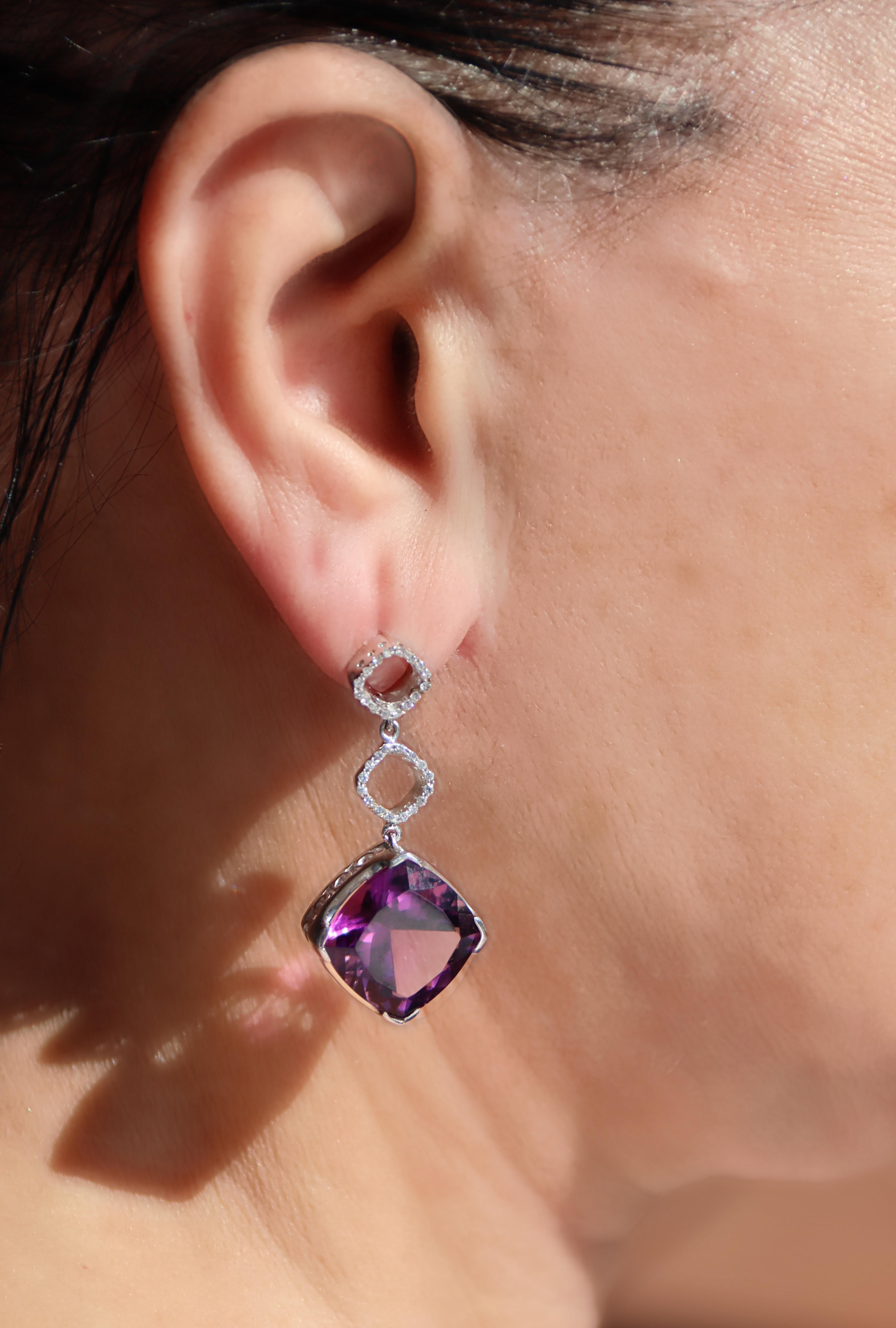 Boucles d'oreilles pendantes en or blanc 18 carats avec diamants et améthyste en vente 3