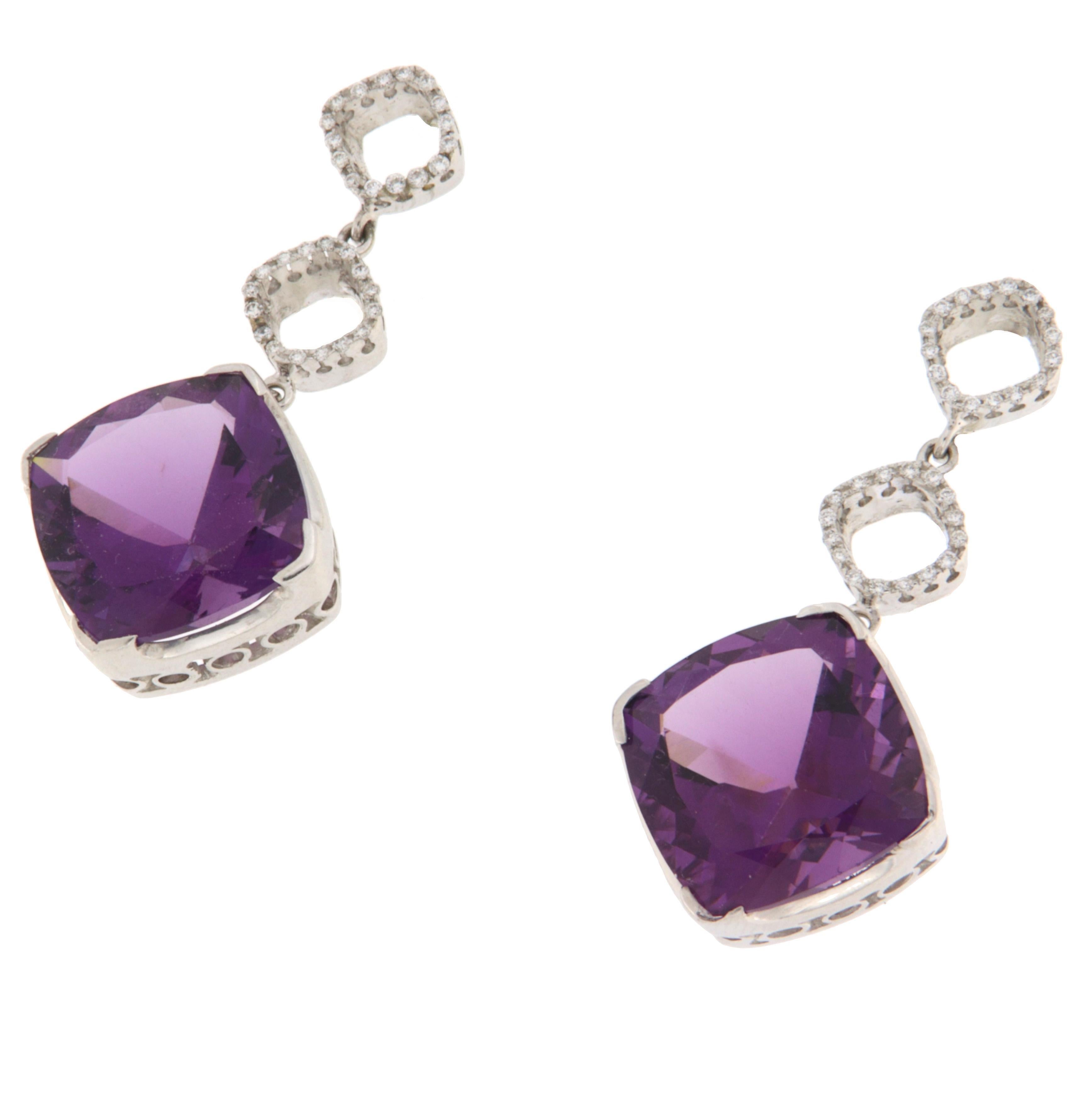 Luxueuses boucles d'oreilles pendantes en or blanc 18 carats, composées d'améthystes et de diamants.

Apportez une touche royale à votre collection de bijoux avec ces spectaculaires boucles d'oreilles pendantes, un mélange parfait de couleurs