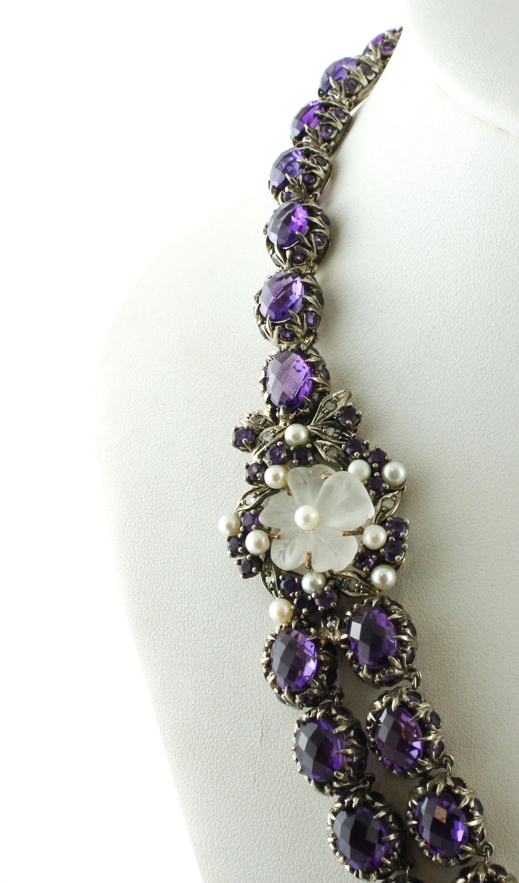 Halskette aus Roségold und Silber mit Diamanten, Amethysten und Bergkristall-Blumen und kleinen Perlen (Rosenschliff) im Angebot