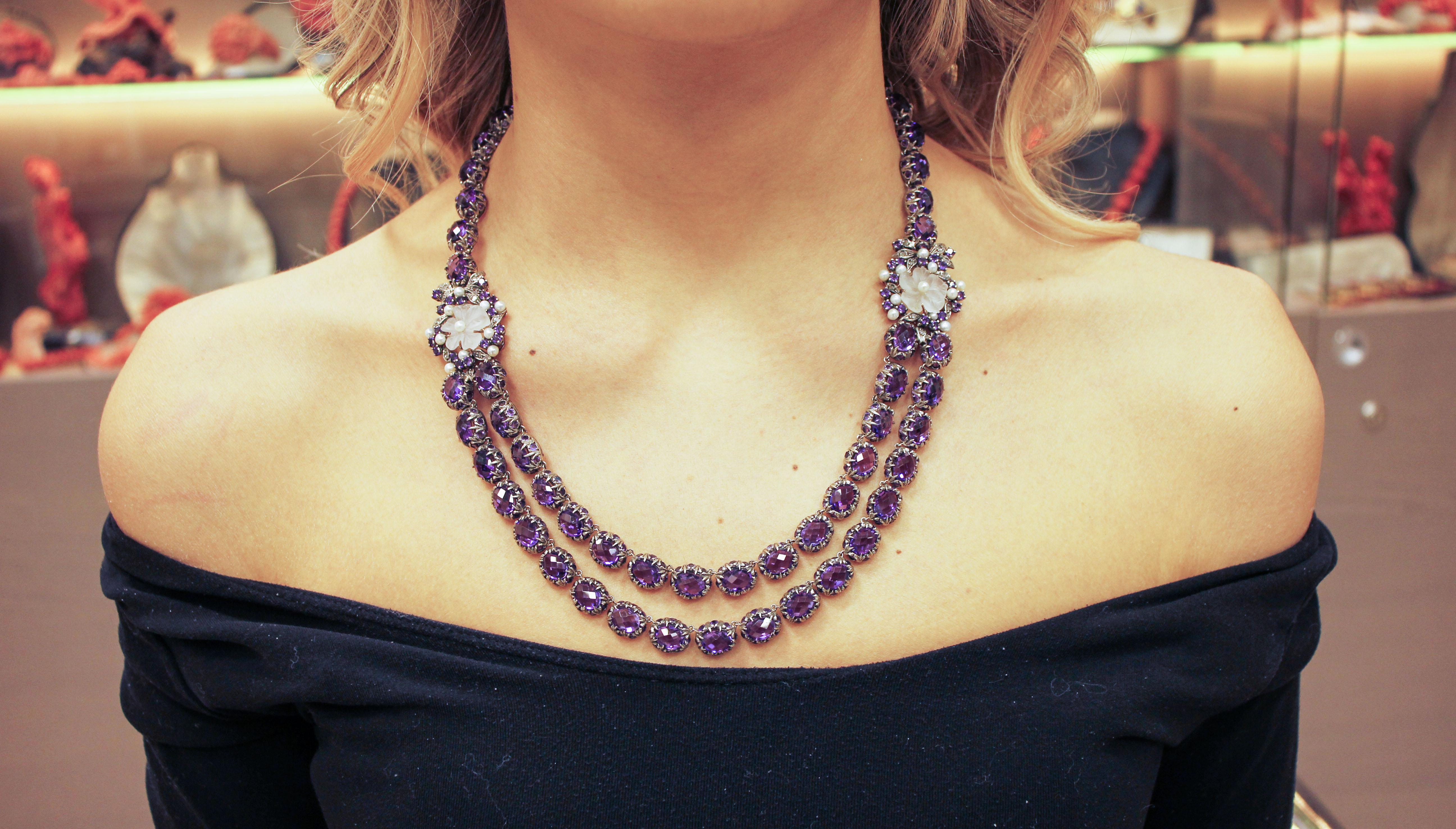 Halskette aus Roségold und Silber mit Diamanten, Amethysten und Bergkristall-Blumen und kleinen Perlen Damen im Angebot