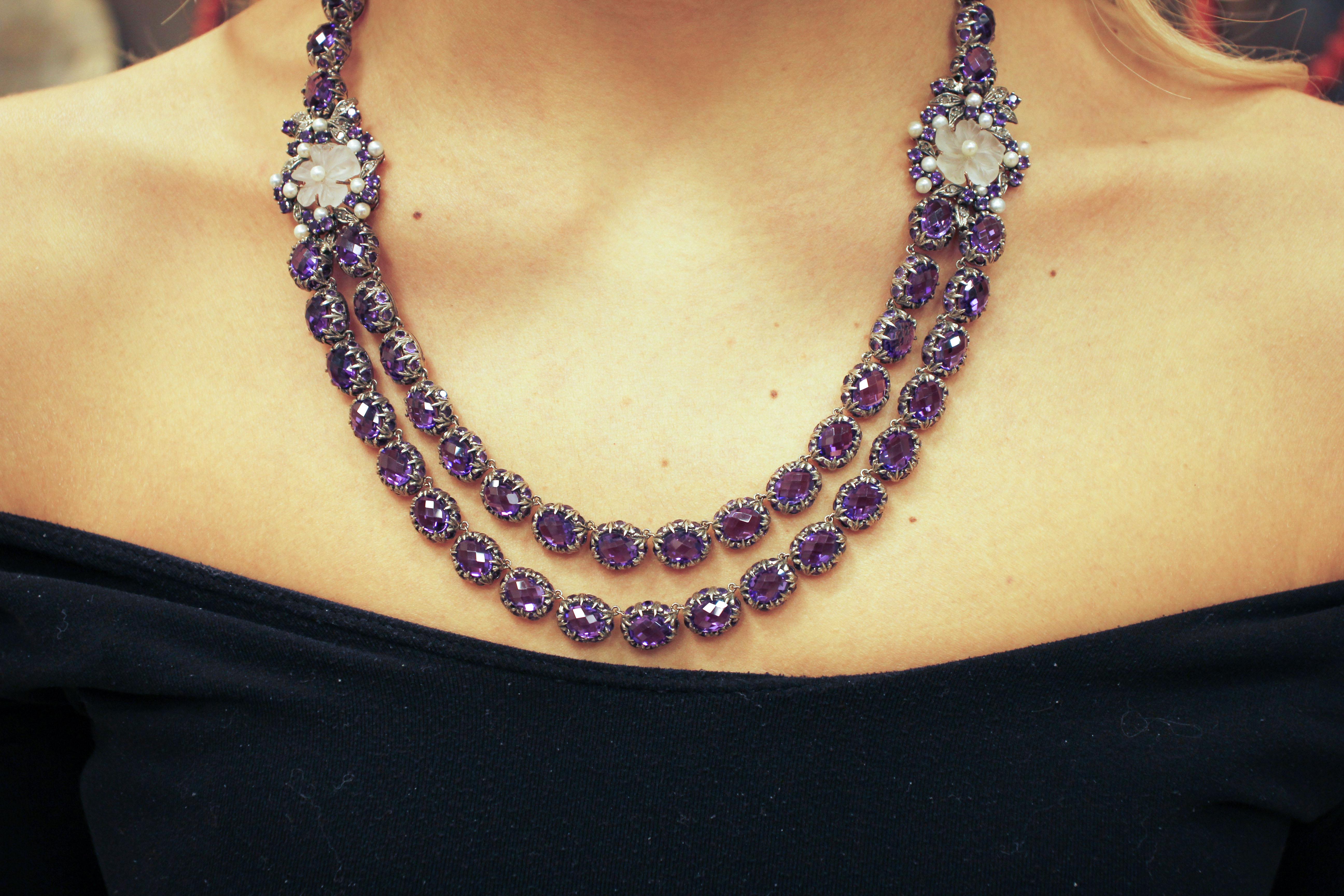 Halskette aus Roségold und Silber mit Diamanten, Amethysten und Bergkristall-Blumen und kleinen Perlen im Angebot 1