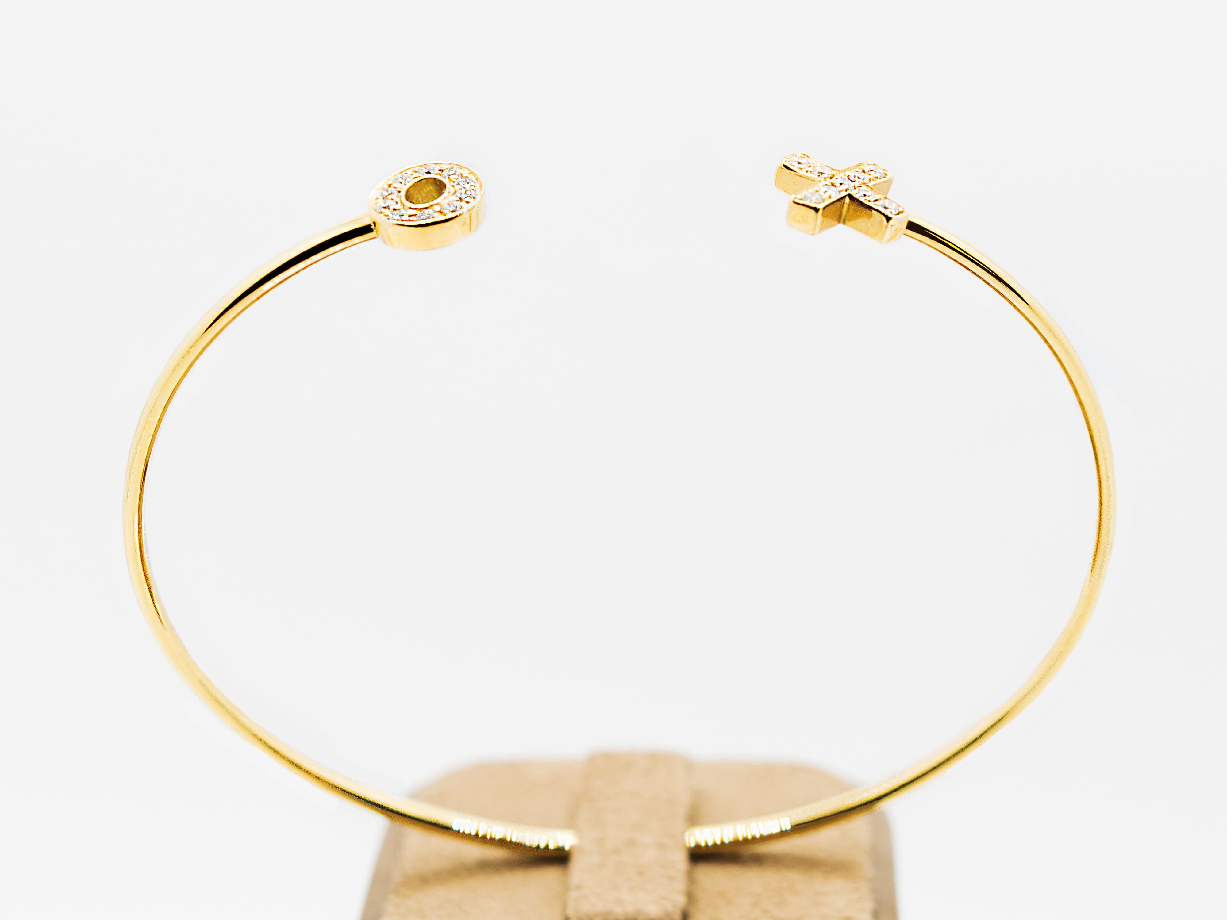 Un bracelet bangle très sophistiqué fabriqué en or jaune 18 Kt.
Le fil dont il est composé a un diamètre de 2 mm qui le rend solide et extrêmement sûr à porter.
Le motif X O est agrémenté de 0,14 ct de diamants blancs.
Le poids total est de gr