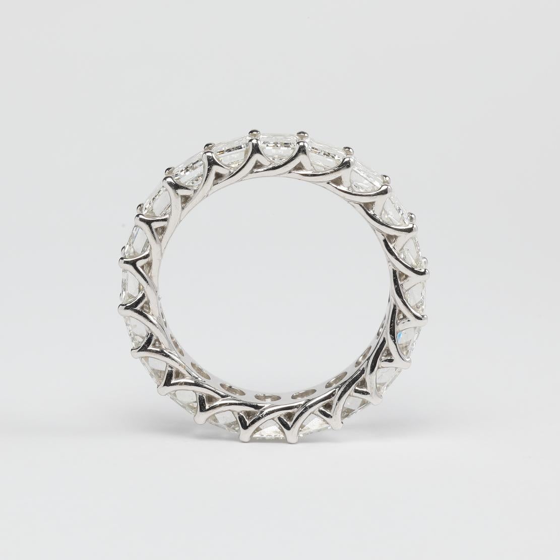 shared-prong eternity band with a trellis design