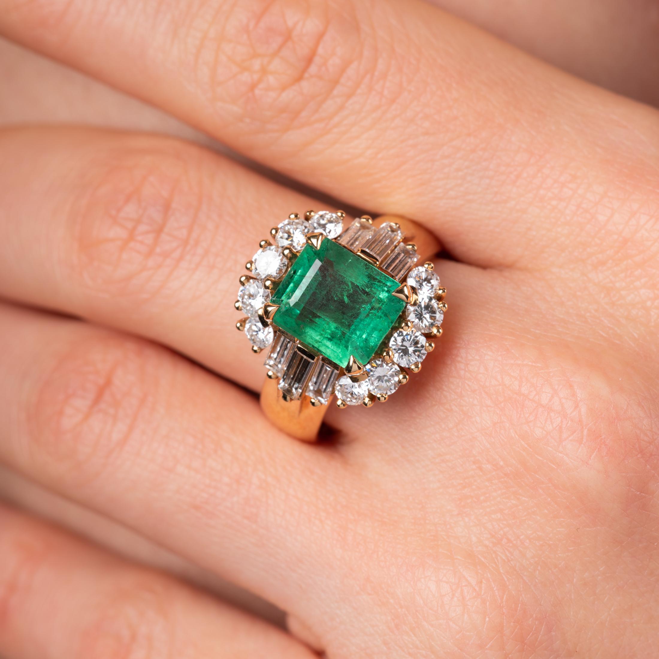 Diamonds and 3.58 Carats Emerald Ring by Mouawad In Good Condition For Sale In Saint-Ouen, FR