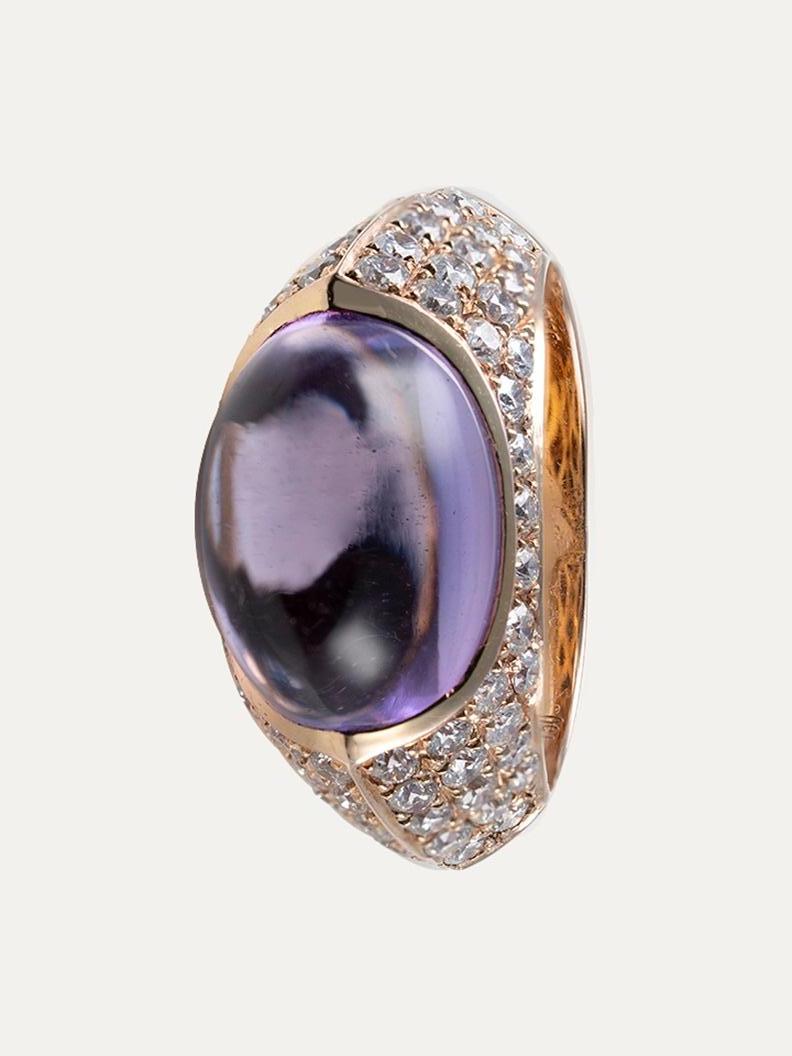 
Ring aus 18kt - 750‰ Roségold mit 1 Cabochon Amethyst in der Mitte und 70 Diamanten rundherum in einem einzigartigen Vintage-Stil gefasst