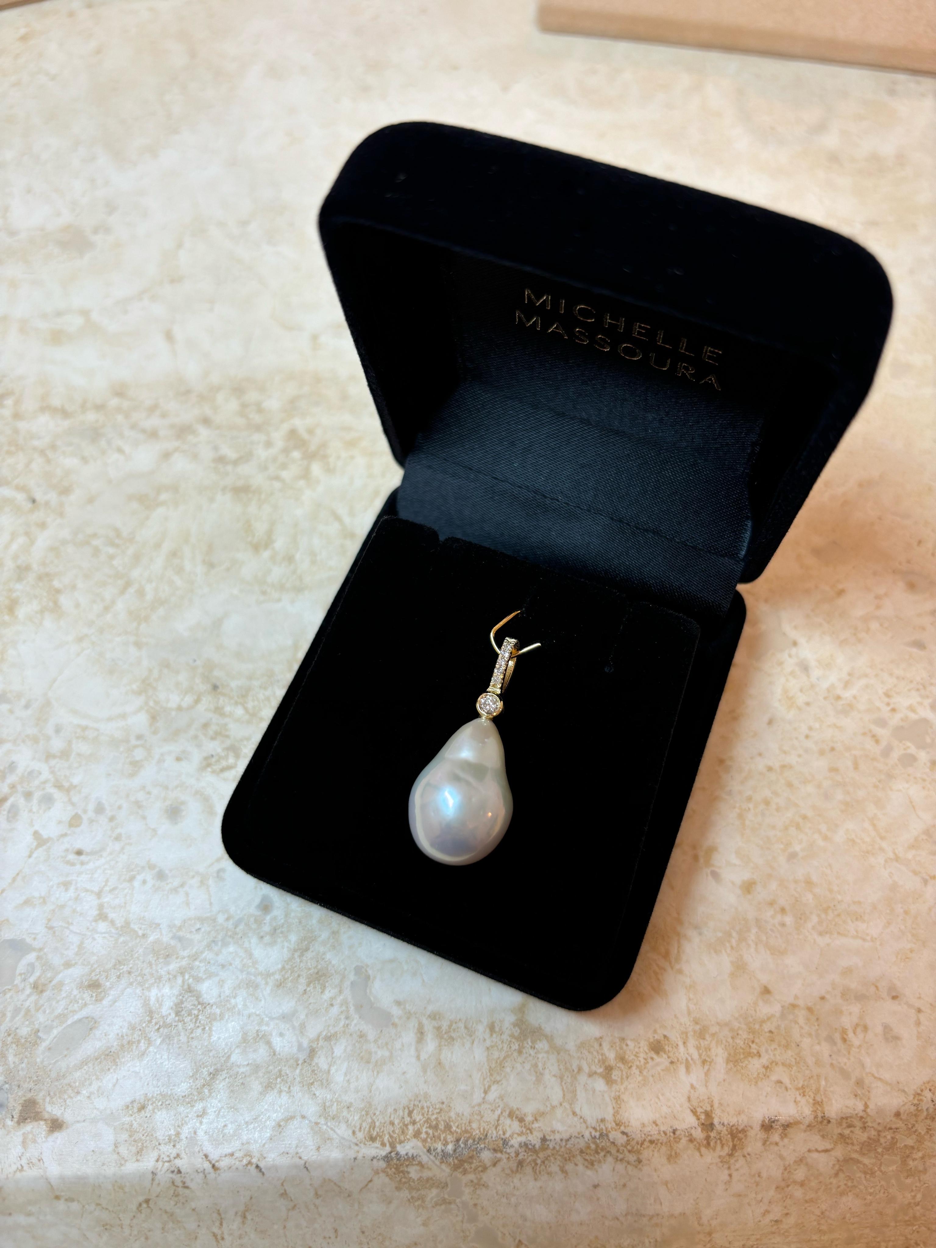 La nostra collana Baroque Pearl Charm with Diamonds è caratterizzata da una perla barocca a forma di goccia sospesa da una catena scintillante e accentuata da diamanti scintillanti. La semplicità della sua silhouette, unita all'alta qualità dei
