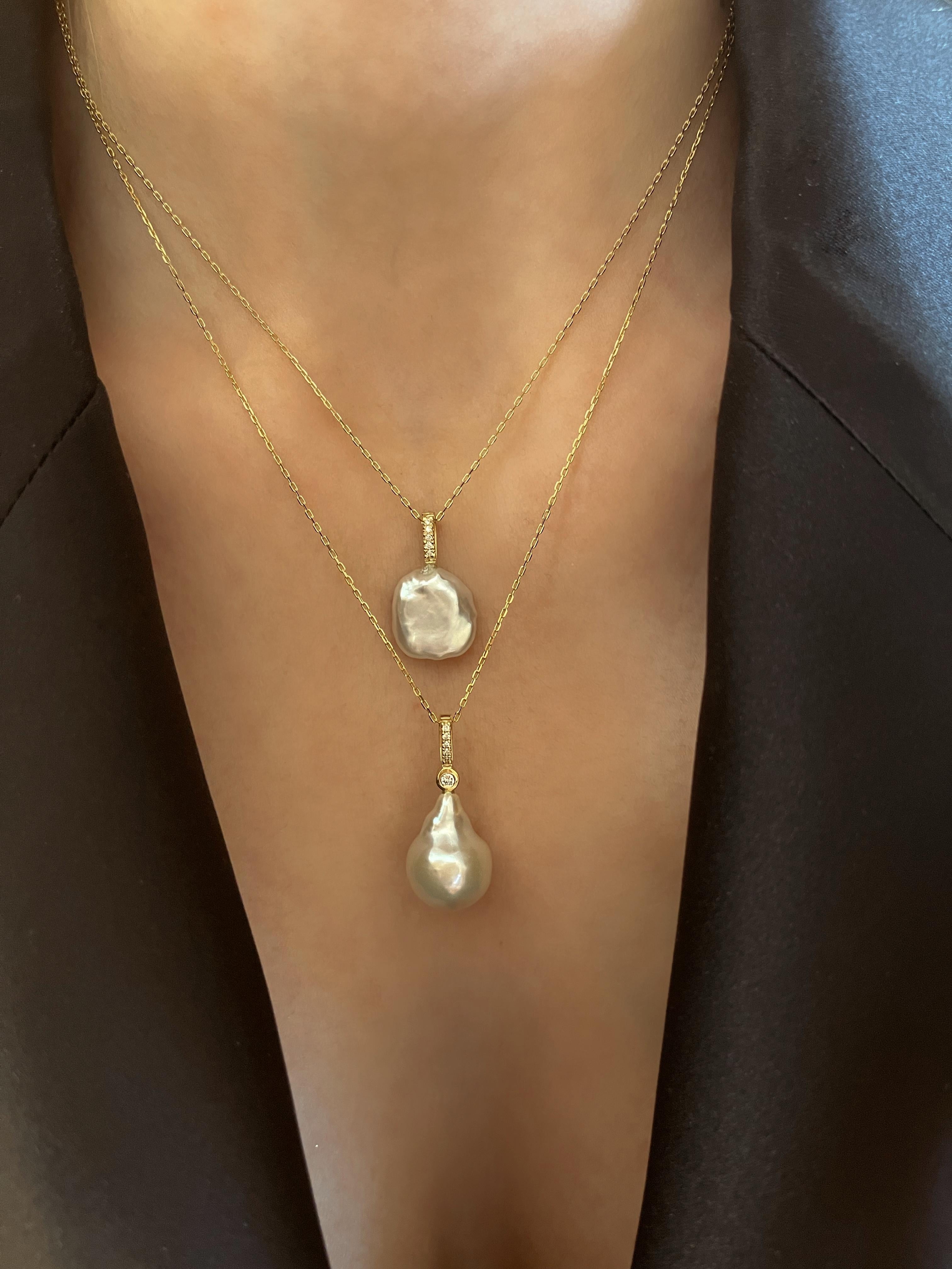 Contemporaneo Charm con diamanti e perle barocche, 0,09 carati, oro 18K in vendita