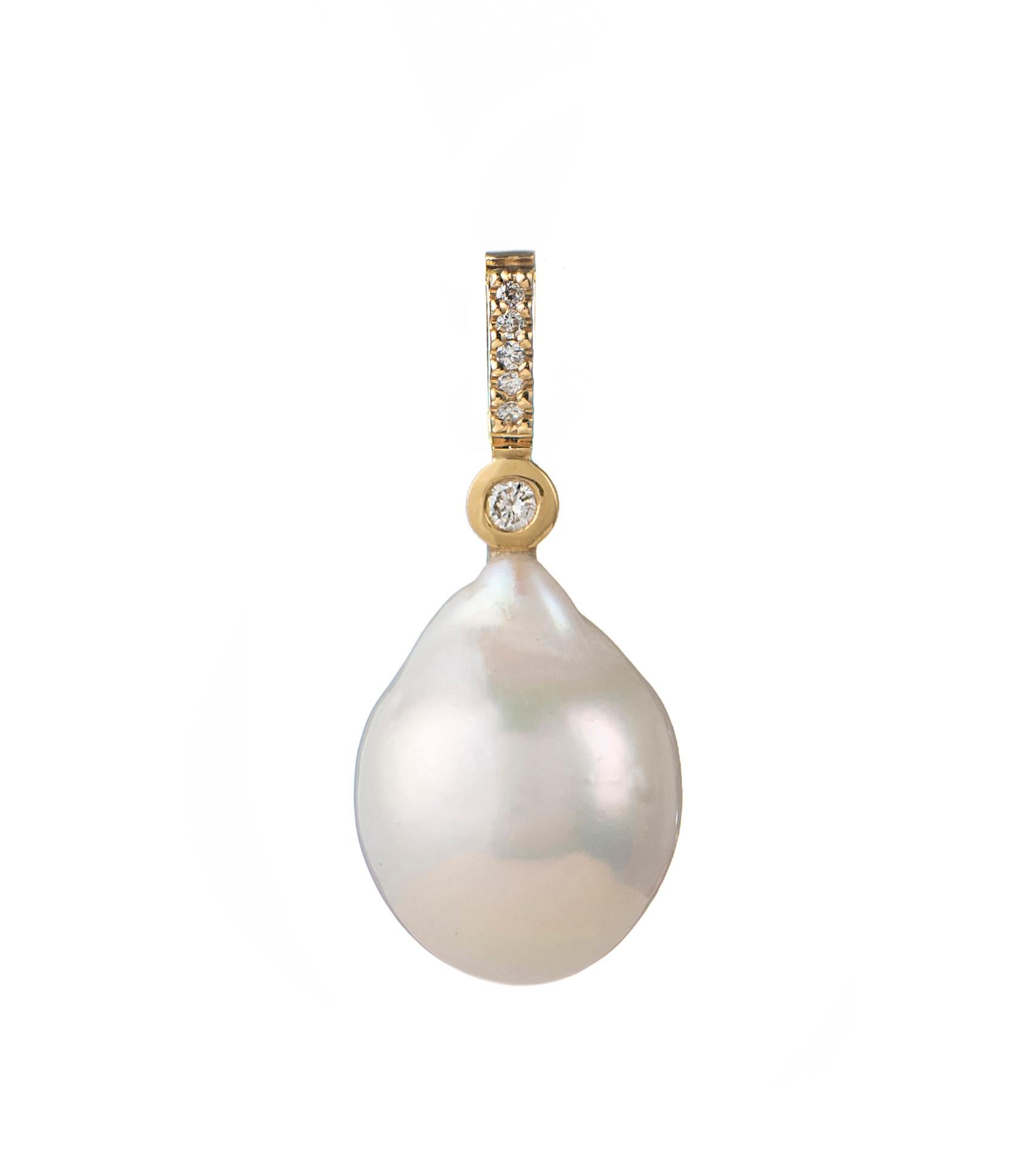 Charm con diamanti e perle barocche, 0,09 carati, oro 18K In condizioni Nuovo in vendita a Nicosia, CY