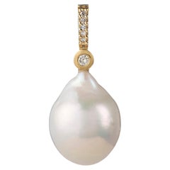 Dije de Diamantes y Perla Barroca, 0,09cts , Oro de 18 quilates