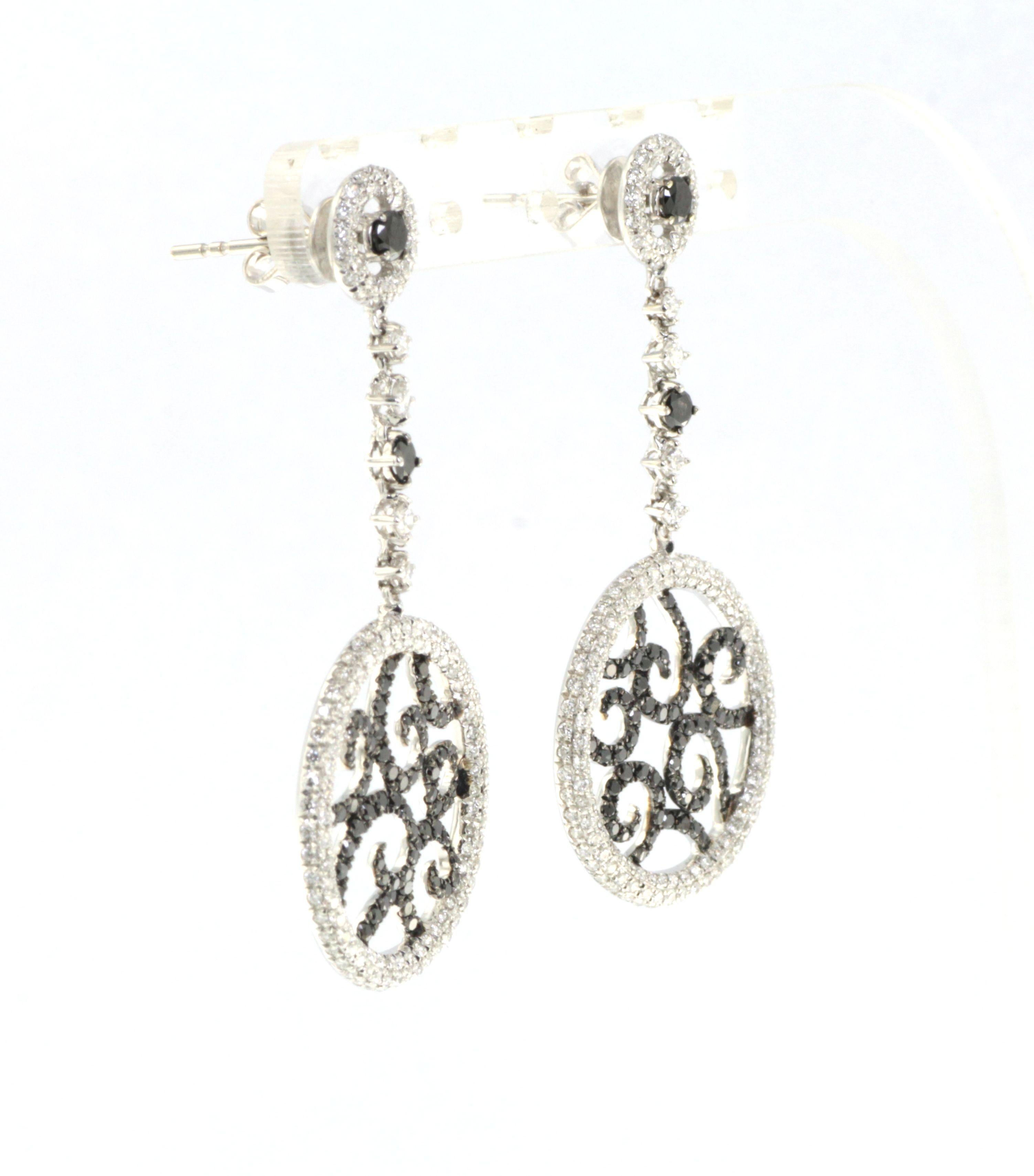 Art Deco Diamonds and Black Diamonds Dangle Earrings in 18 Karat White Gold For Sale