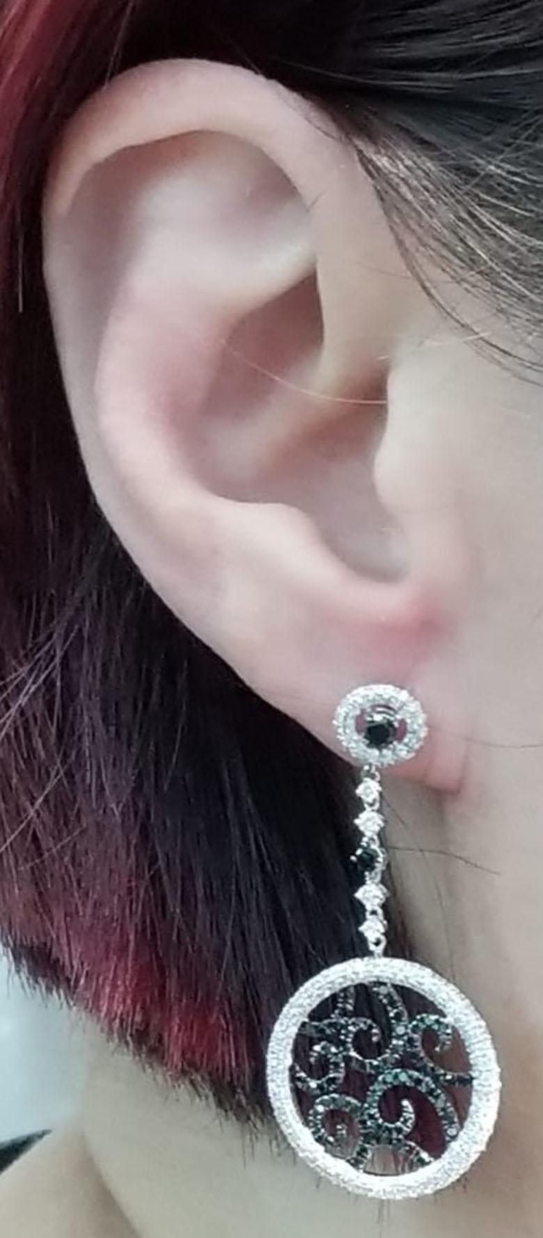 Diamonds and Black Diamonds Dangle Earrings in 18 Karat White Gold In New Condition For Sale In Hong Kong, HK