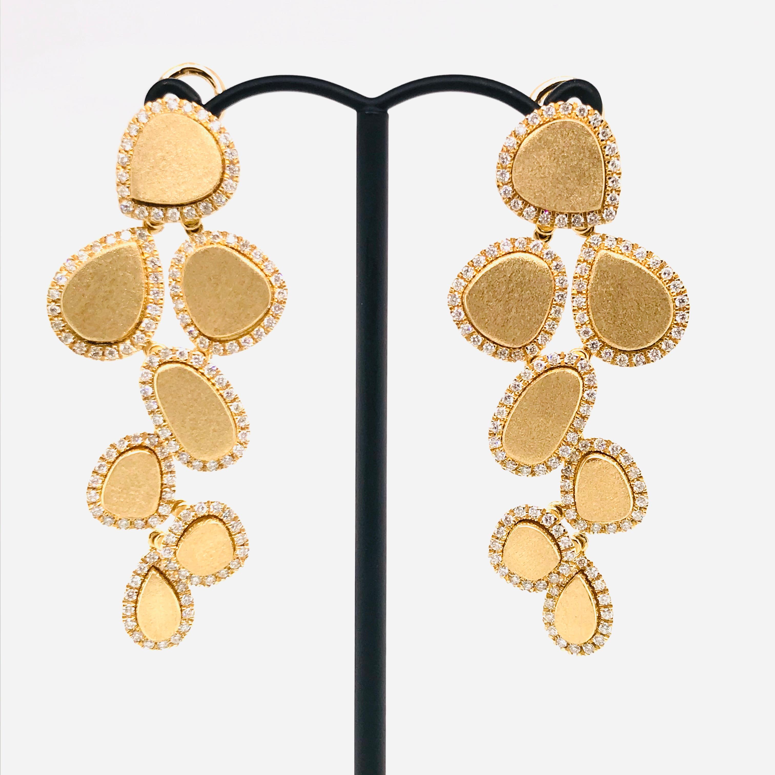 Brilliant Cut Diamonds and Brushed Yellow Gold 18 Karat Articulated Chandelier Earrings
