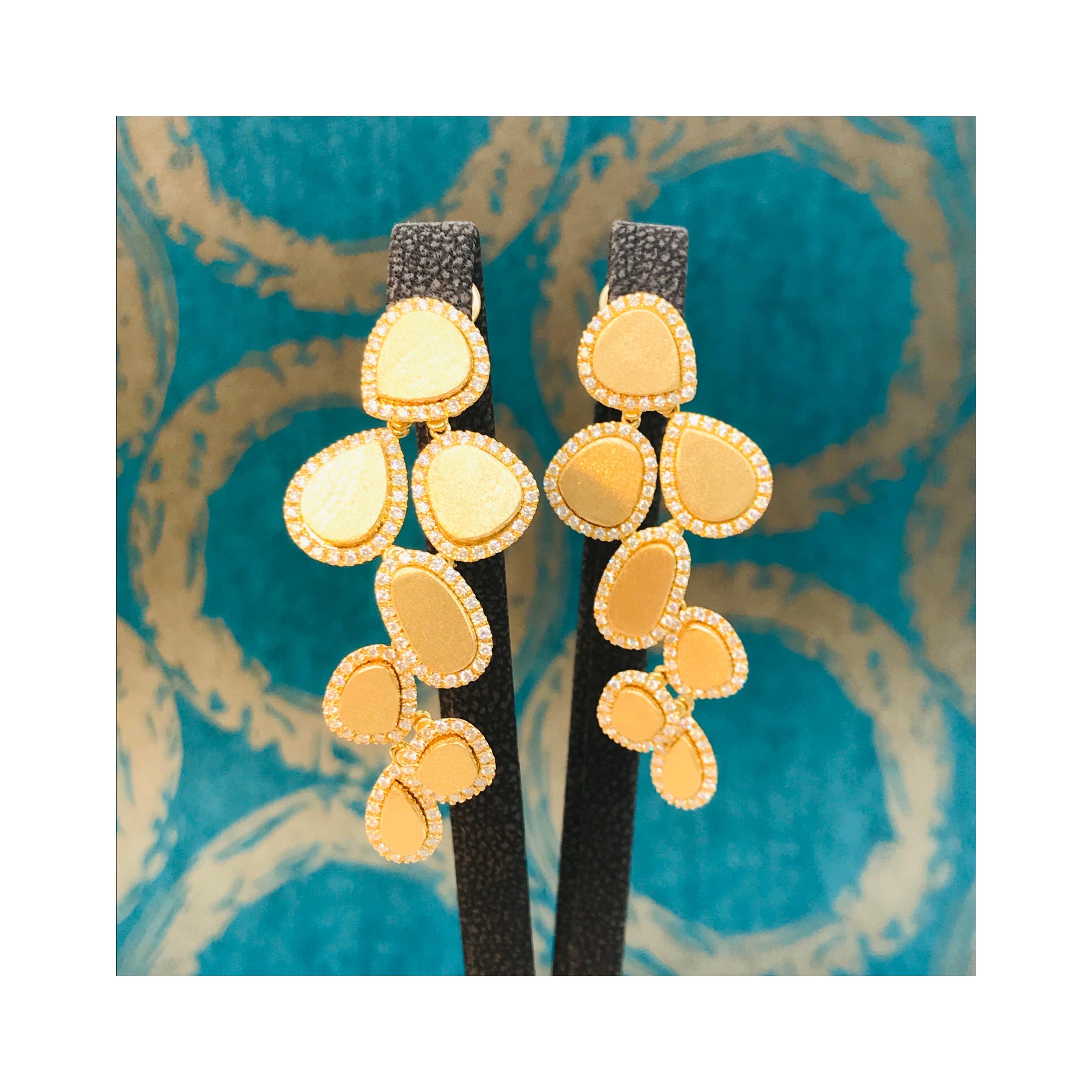 Diamonds and Brushed Yellow Gold 18 Karat Articulated Chandelier Earrings In New Condition In Vannes, FR