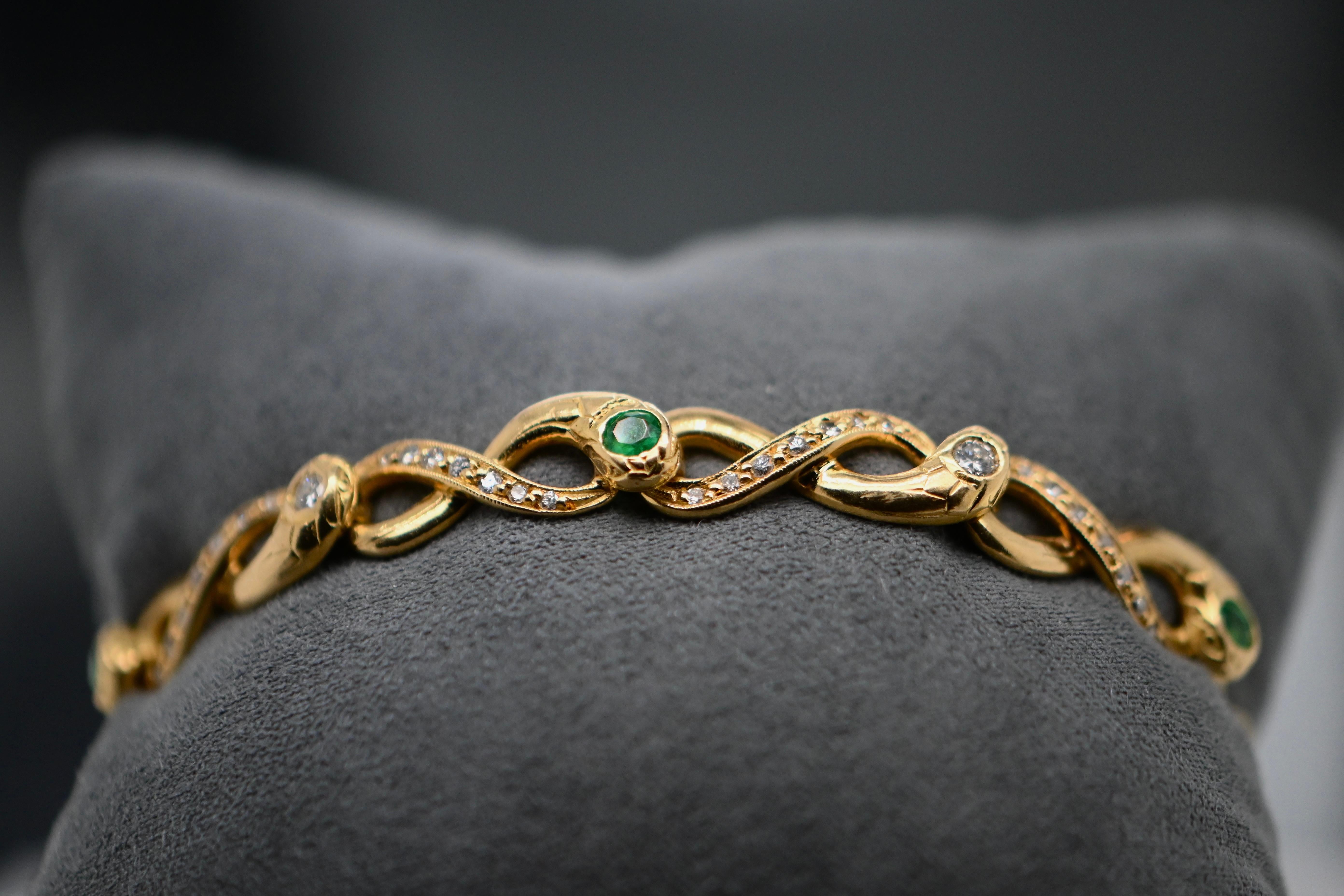 Welcome to Mesure et art du temps, your destination for exceptional jewelry and one-of-a-kind pieces. We are delighted to present this sumptuous retro-style 18-carat yellow gold bracelet, adorned with diamonds and emeralds, created by a talented