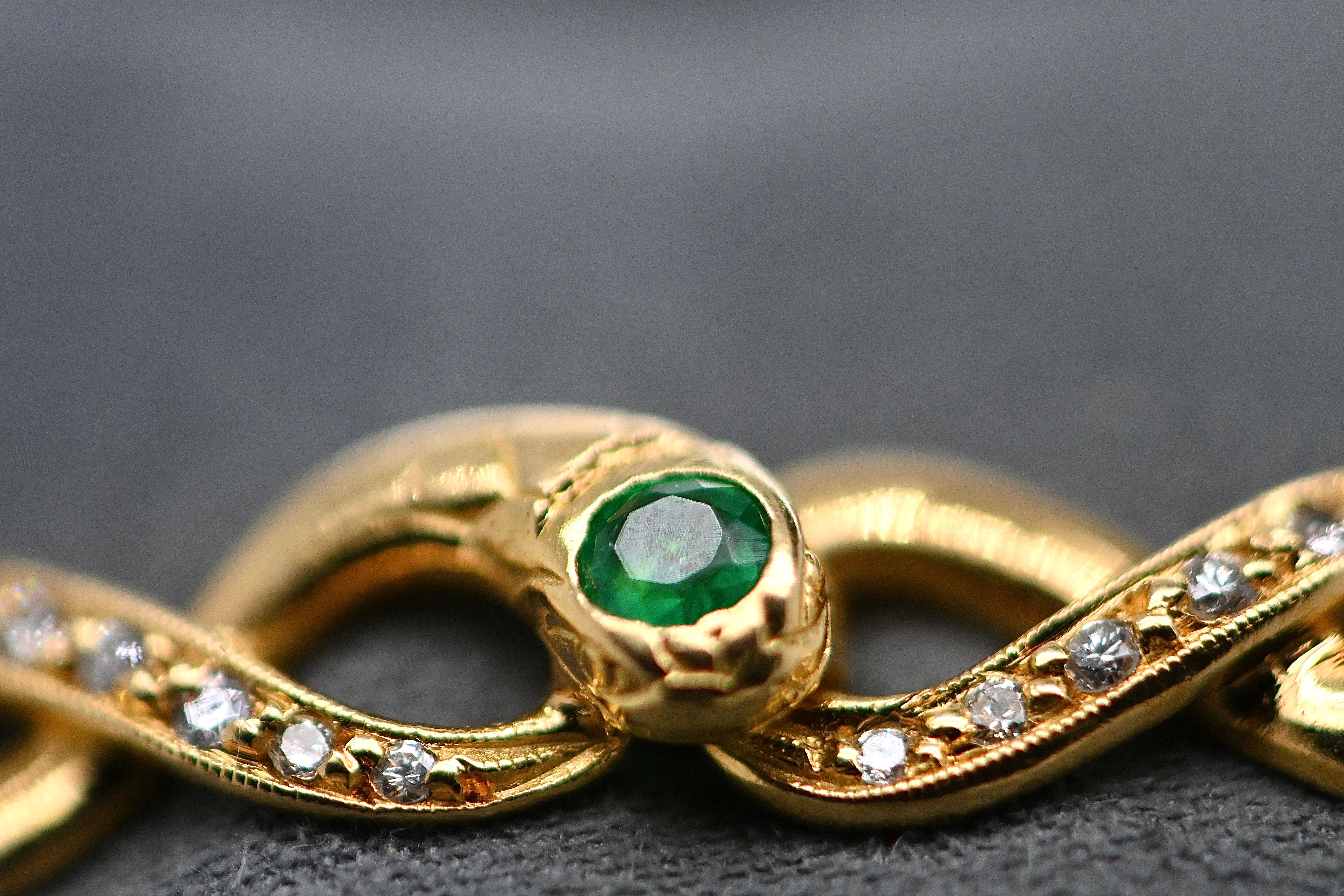 Diamonds and Emerald Retro Bracelet Yellow Gold 18 Karat In Excellent Condition In Vannes, FR