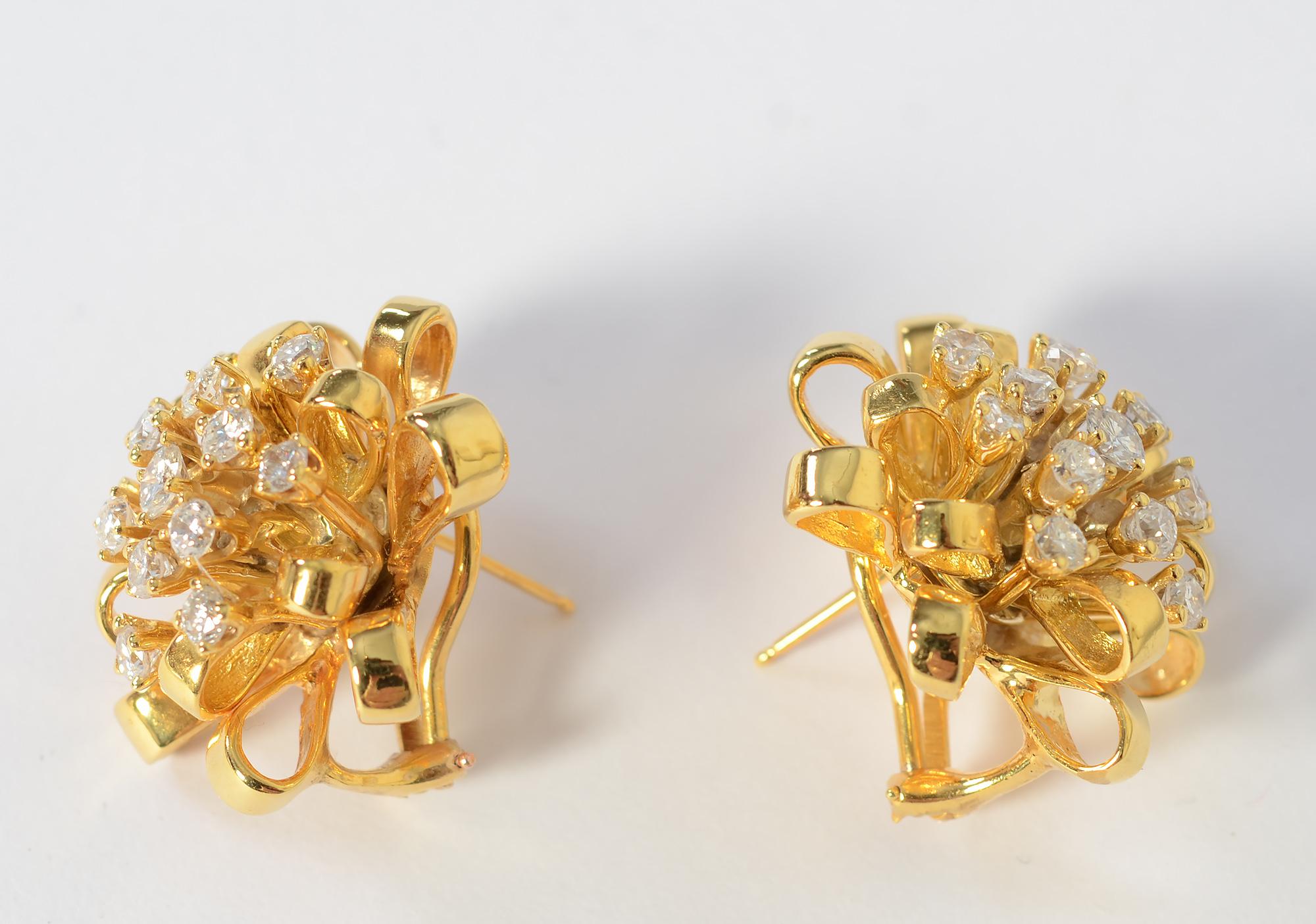 Ohrringe mit Diamanten und Goldband (Moderne) im Angebot