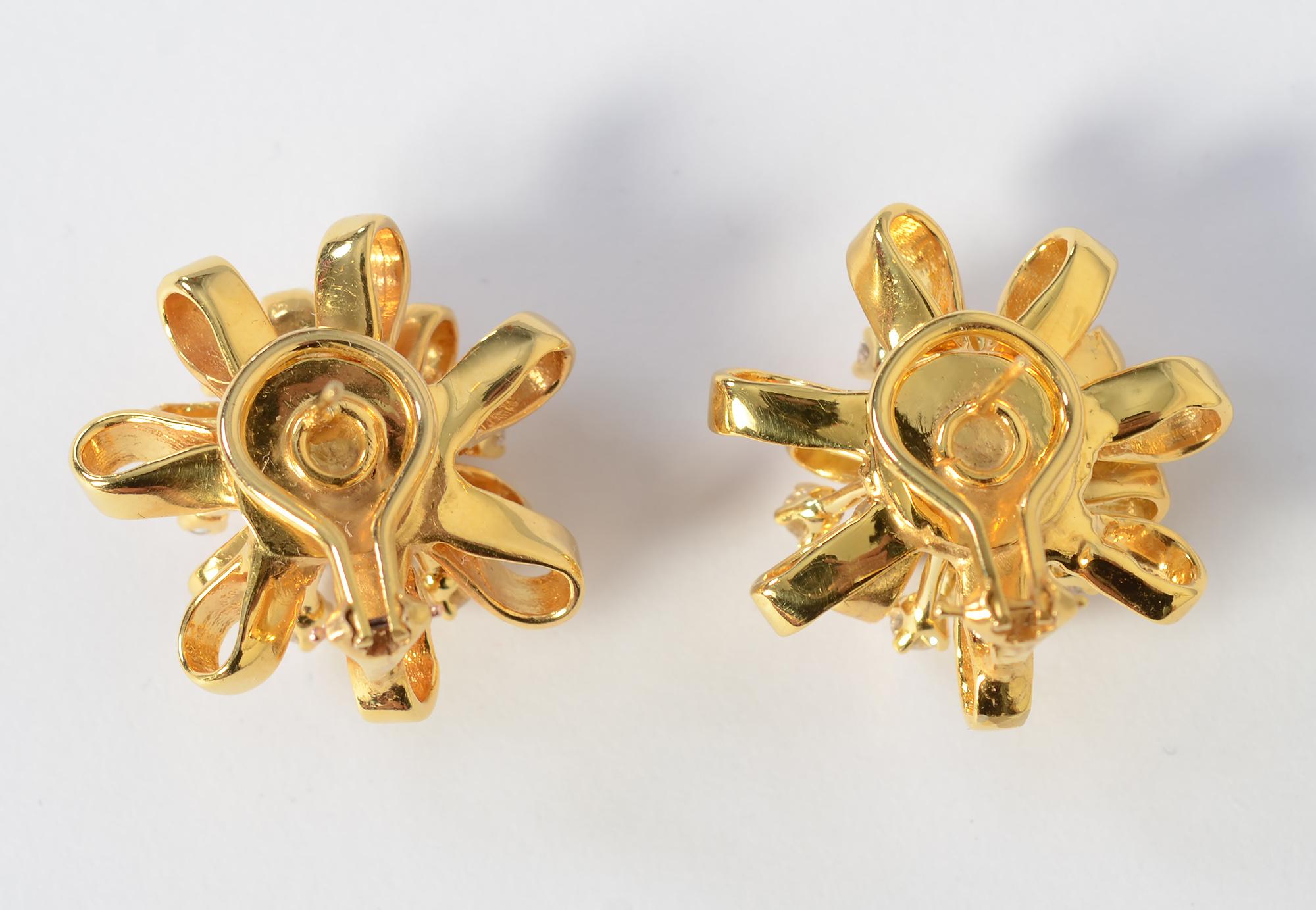 Diamonds and Gold Ribbon Earrings In Excellent Condition For Sale In Darnestown, MD