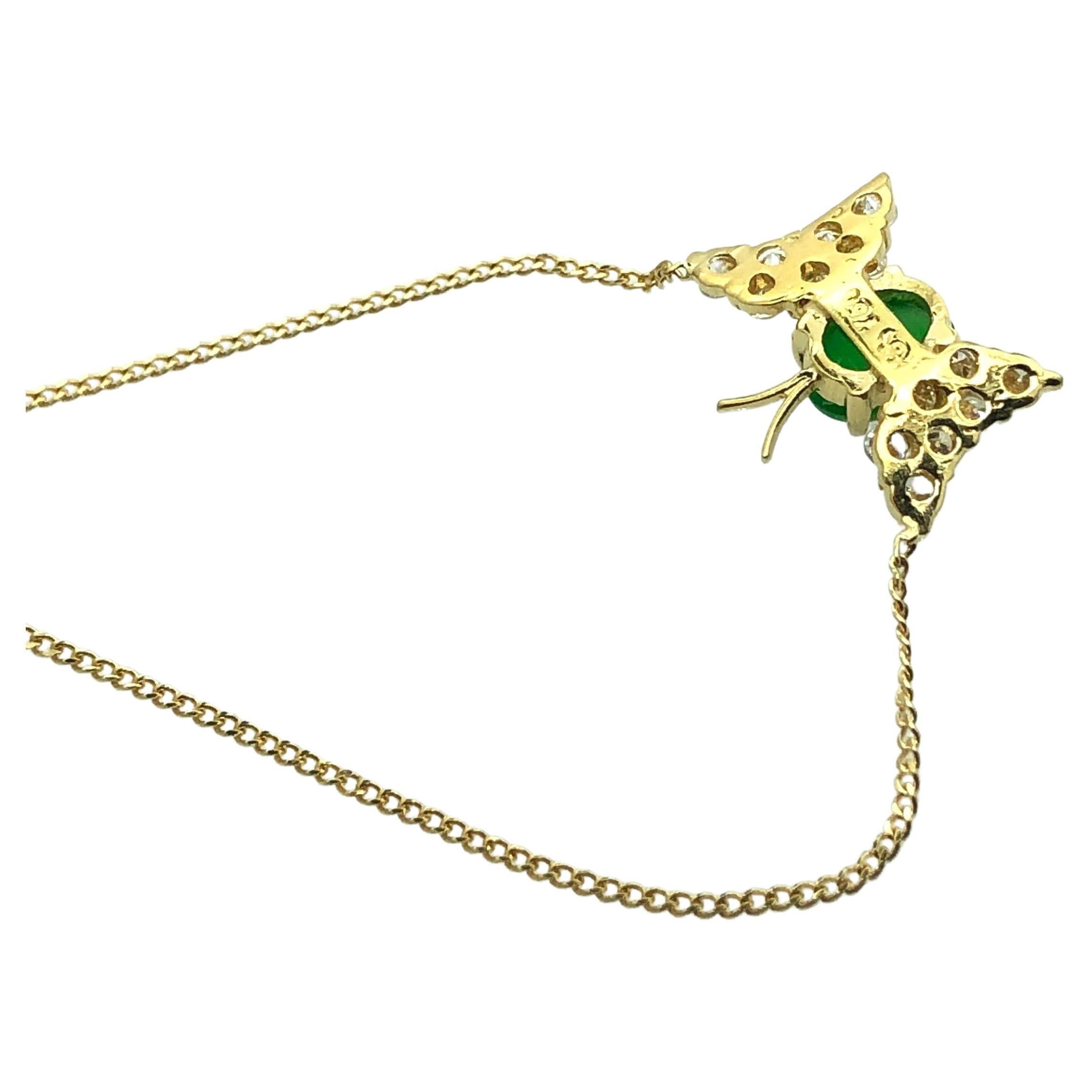 Delicato ciondolo a forma di farfalla in oro giallo 18 carati su una delicata catena a cordoncino 18 carati.
Le ali della farfalla sono impreziosite da 14 diamanti taglio brillante, per un totale stimato di 0,21 carati.
Il corpo della farfalla è