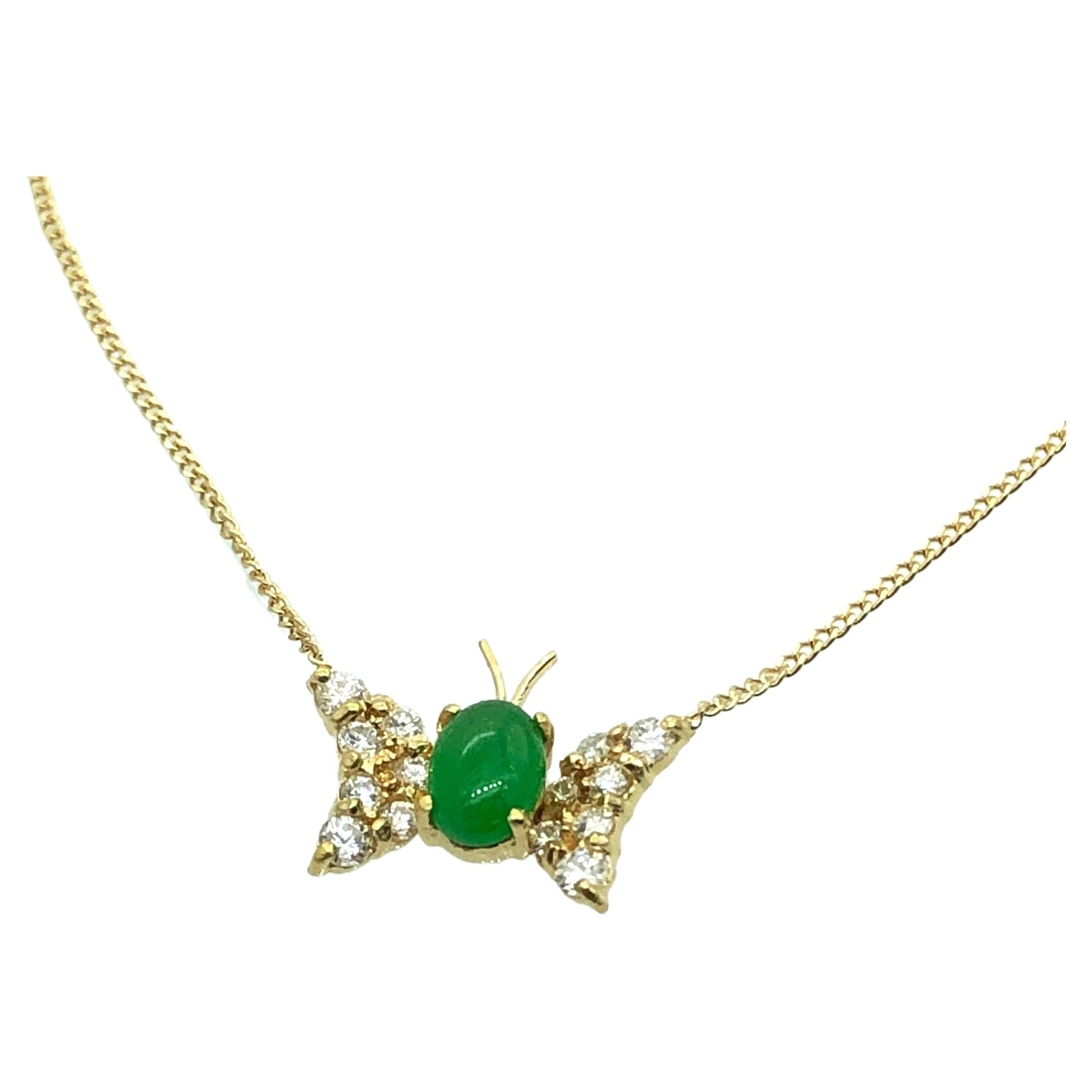 Taille brillant Pendentif papillon en diamants et jade sur chaîne fine à boucle en vente