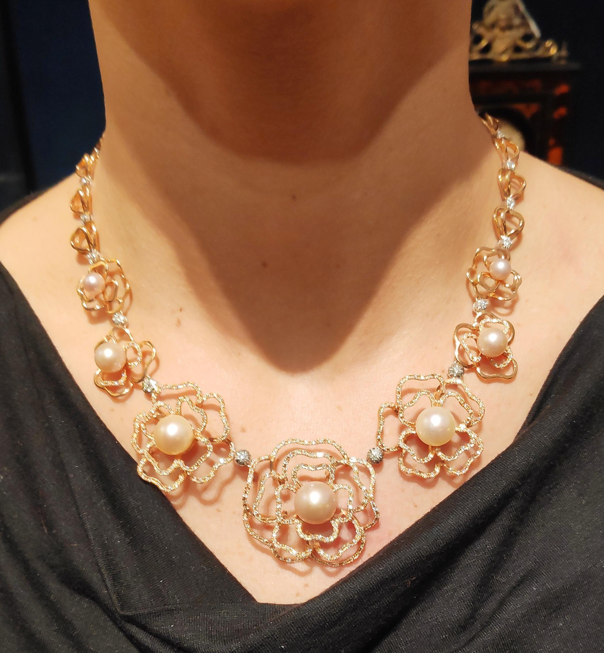 Link Necklace  withe and yellow gold 18kt with 7 flowers ,5 full of diamonds and central pearl and 2 flowers with pearls .the chain continue on the back total diamonds ct 2,70.
Australians pink pearls 44 ct , gold  weight 63gr
Italian manufacture
