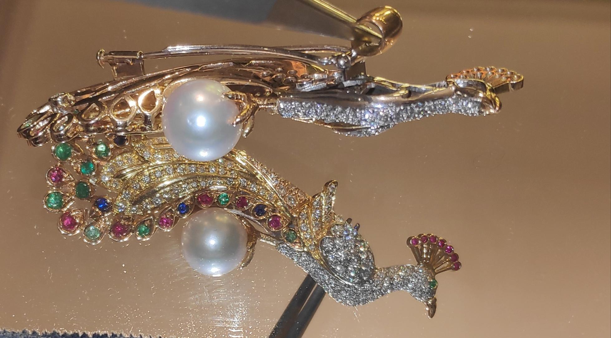 Taille brillant Broche paon en or 18 carats avec diamants et pierres précieuses en vente