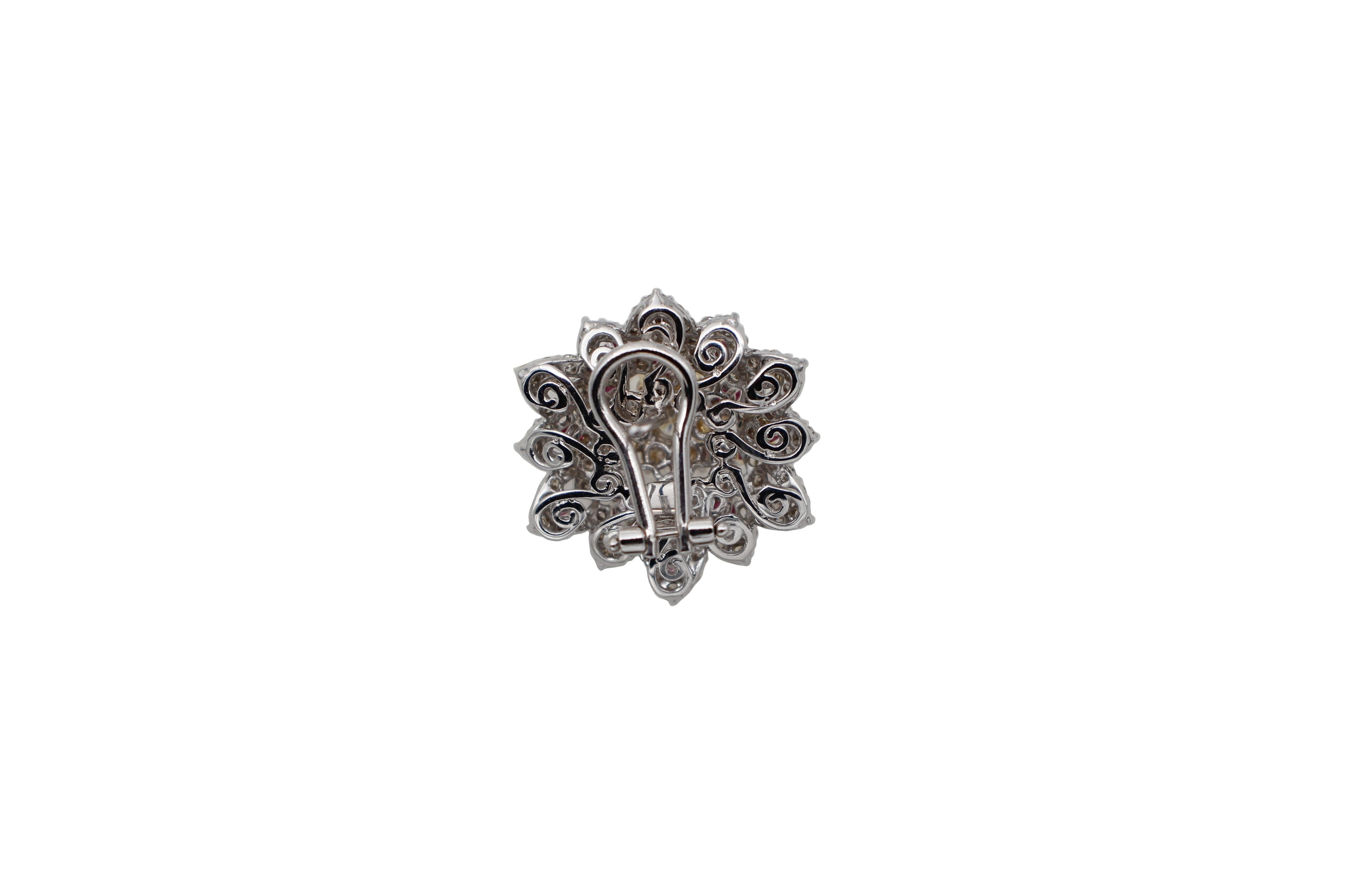 Taglio rotondo Diamanti e rubini, orecchini a clip in oro bianco/giallo 18kt con disegno di fiori e stelle in vendita
