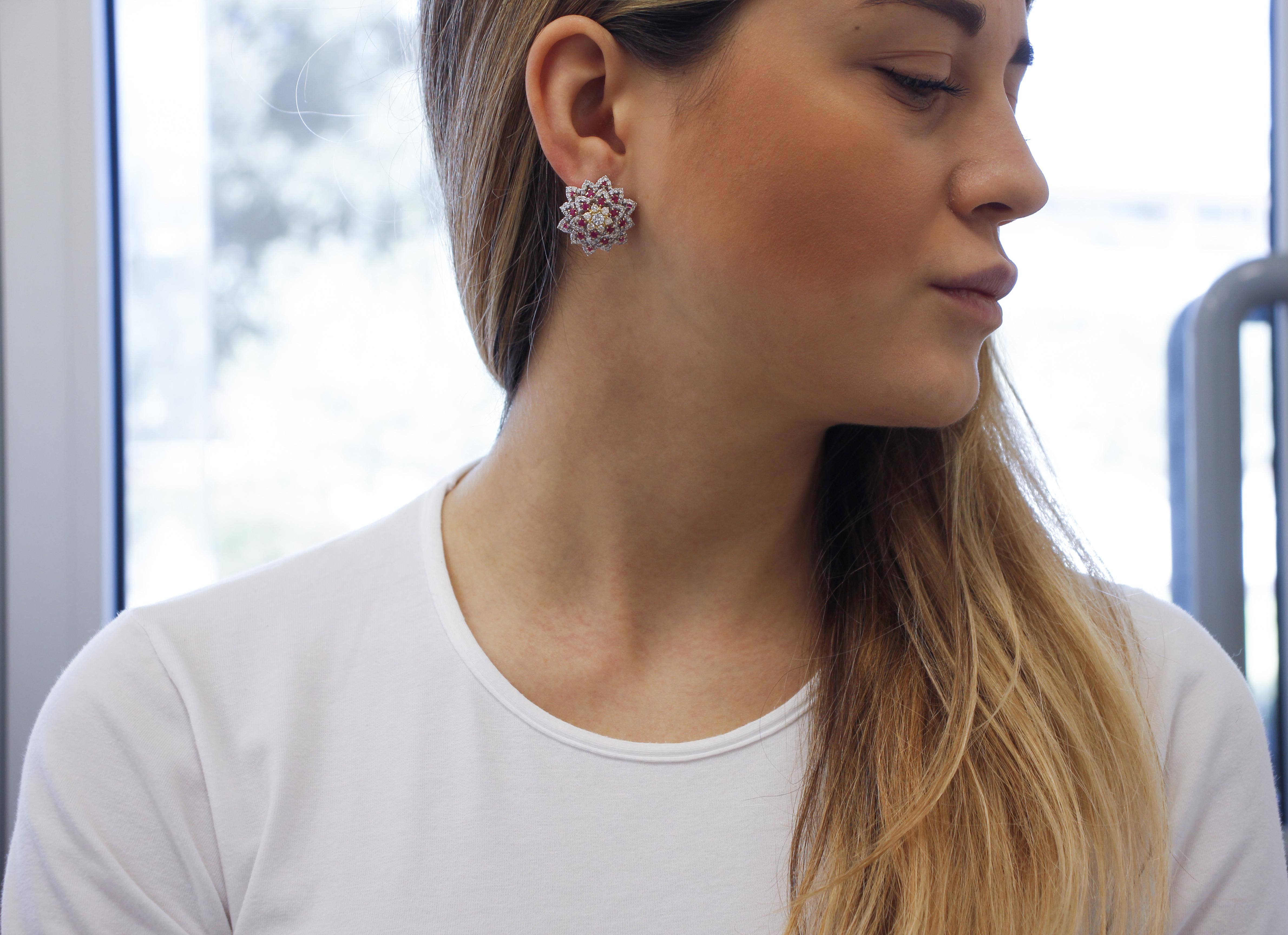 Diamanti e rubini, orecchini a clip in oro bianco/giallo 18kt con disegno di fiori e stelle In condizioni buone in vendita a Marcianise, Marcianise (CE)