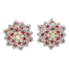 Diamanti e rubini, orecchini a clip in oro bianco/giallo 18kt con disegno di fiori e stelle