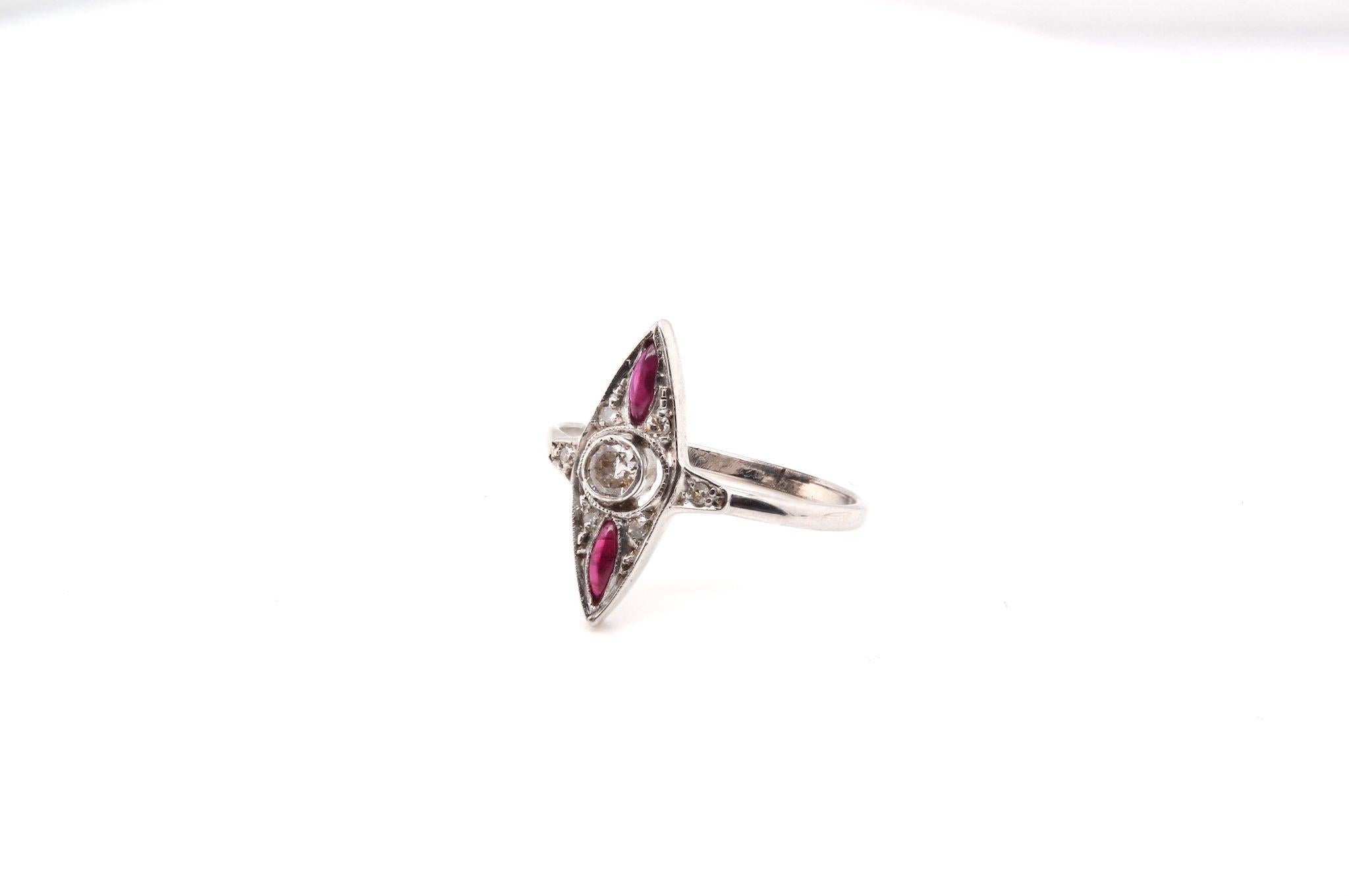 Marquise-Ring aus Gold und Silber mit Diamanten und Rubinen im Zustand „Gut“ im Angebot in PARIS, FR