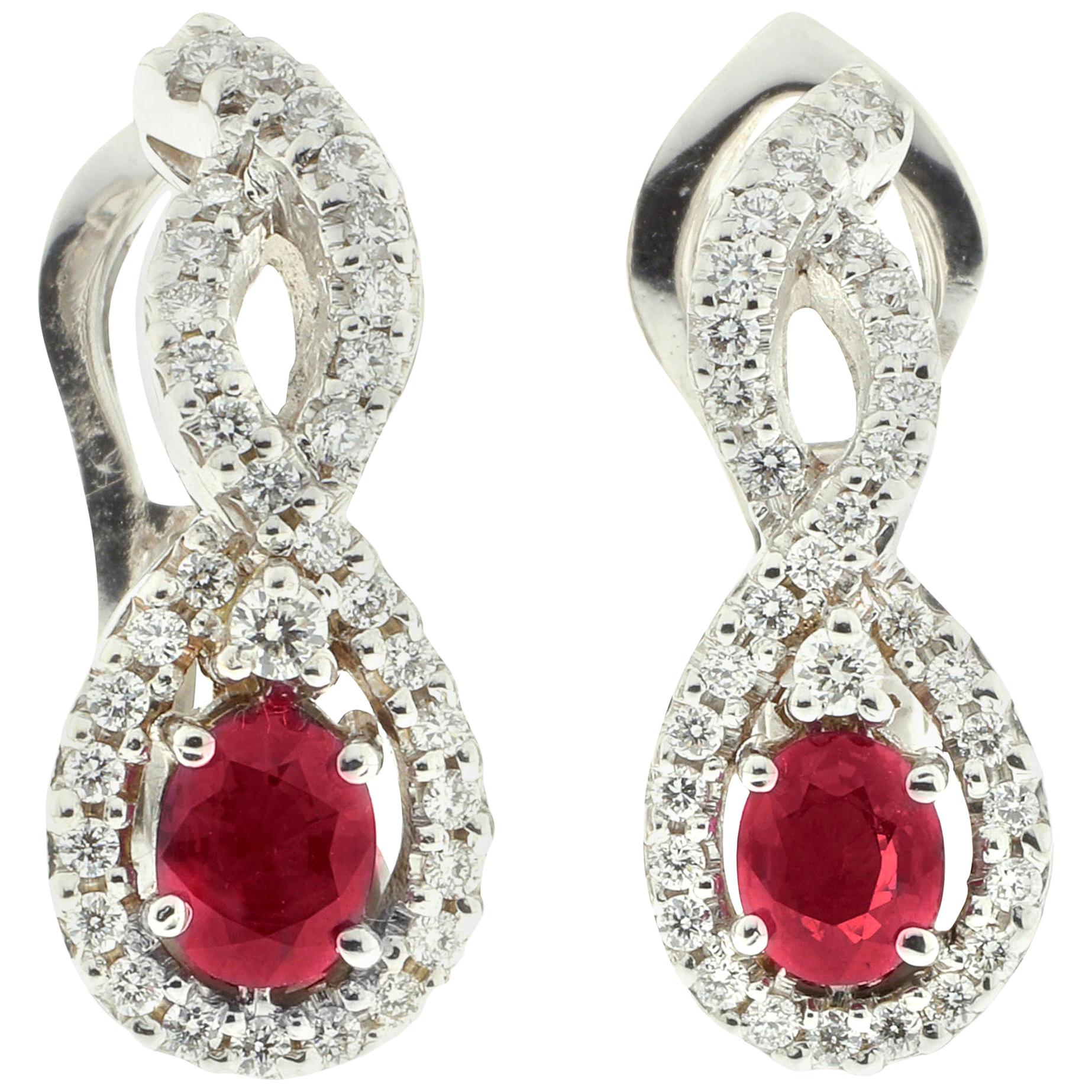 Boucles d'oreilles contemporaines à tige et clip en or blanc 18 carats avec diamants et rubis 