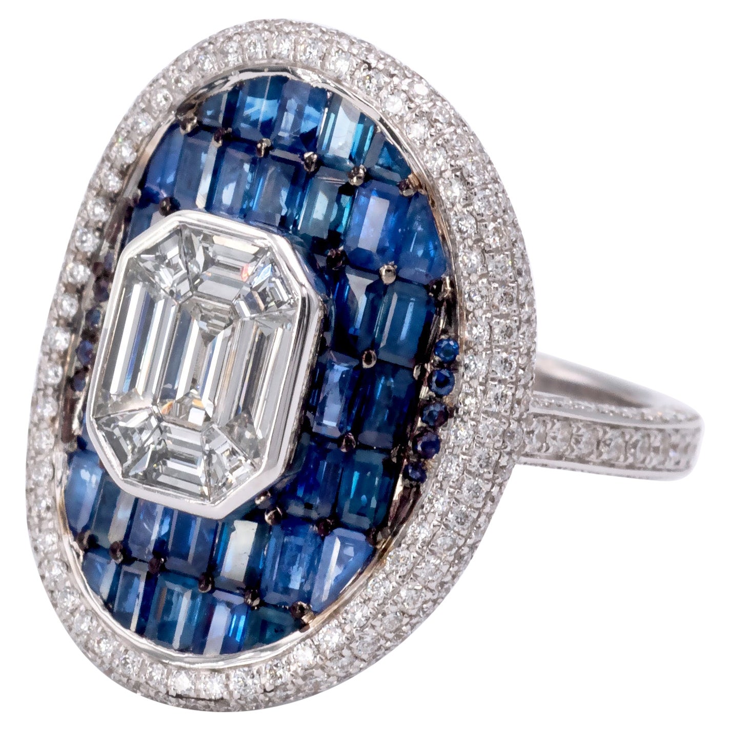 Bague illusion en or blanc 18 carats avec diamants et saphirs en vente