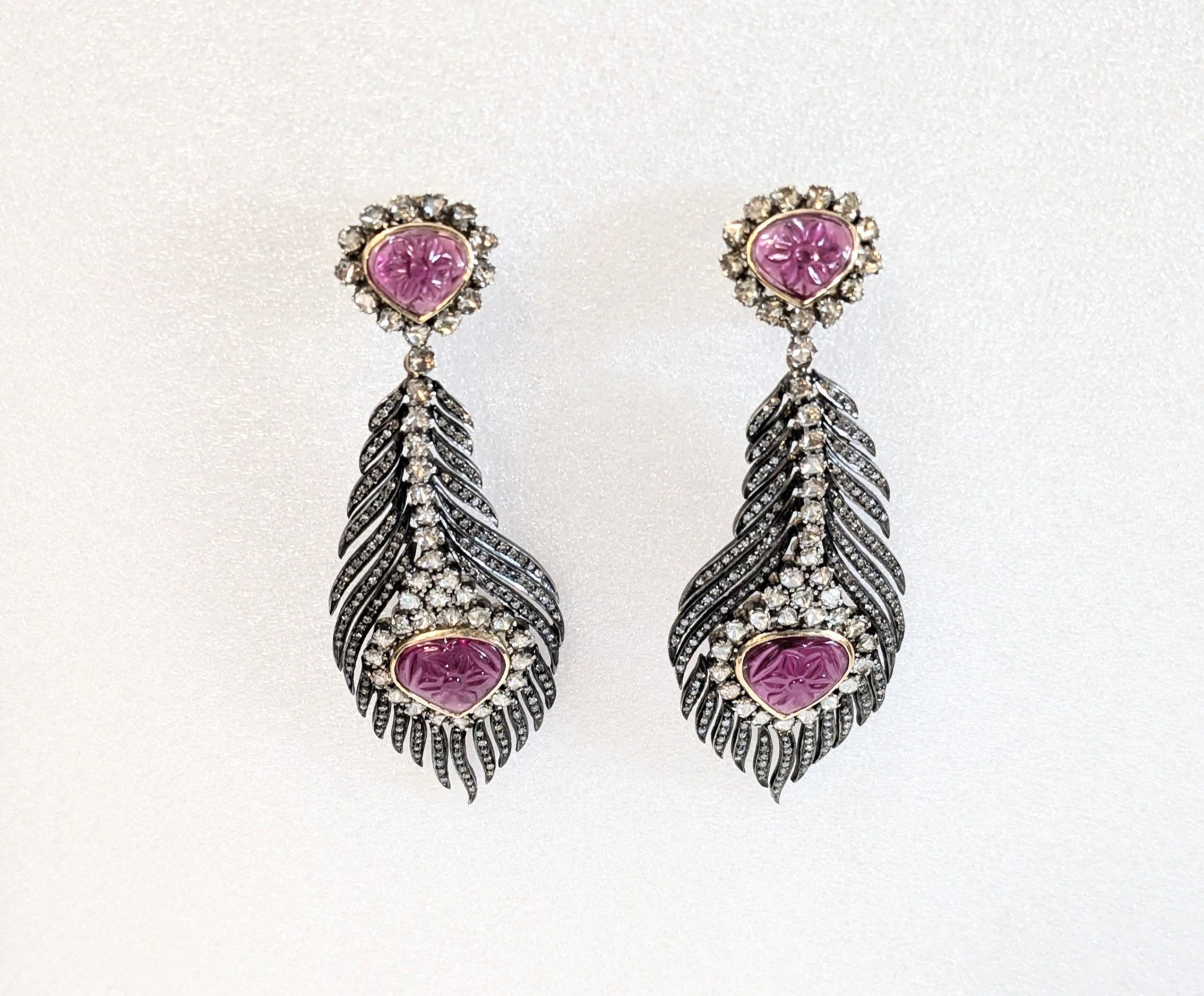 Diamanti e zaffiri  Orecchini  Montato in oro 14k e argento della collezione La Féerie 



Pradera Irama è una giovane designer spagnola che ricerca sempre le gemme migliori e combina montaggi e stili classici e contemporanei.
Crea molti gioielli