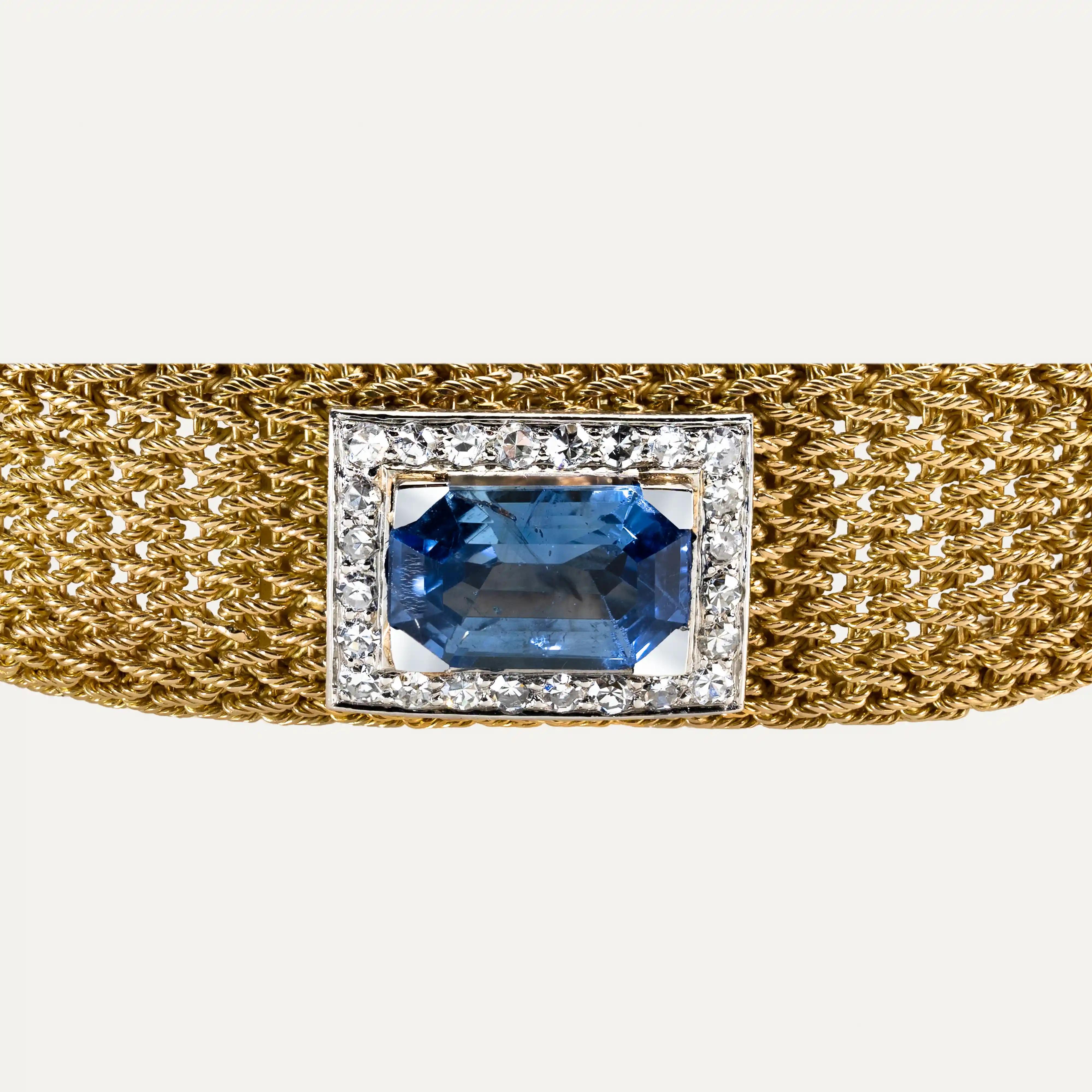 
Armband aus 18kt-750‰ Gelbgold, besetzt mit einem Saphir aus Ceylon (Sri Lanka) in der Mitte mit 4,64ct, zertifiziert vom SSEF (Schweizerisches Gemmologisches Institut), umgeben von 25 Diamanten im Brillantschliff von insgesamt ca. 0,50ct.