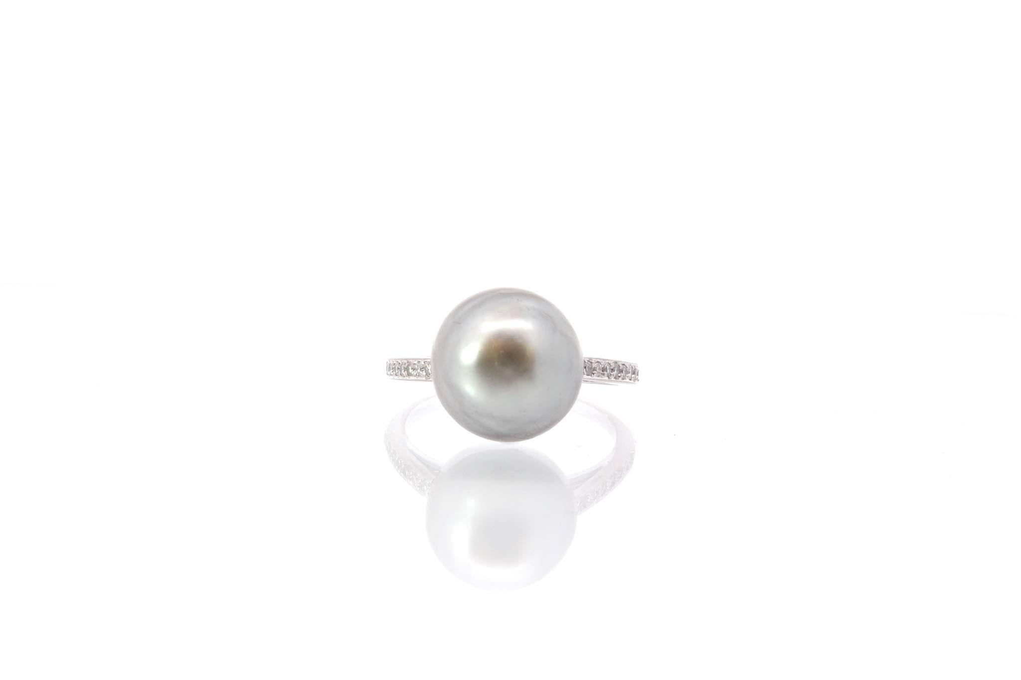 Stones: Tahitian pearl: 1.2 cm and 20 diamonds: 0.15 ct
Material: 18k white gold
Weight: 5.3g
Period: 1980
Size: 54 (free sizing)
Certificate
Ref. : 25550