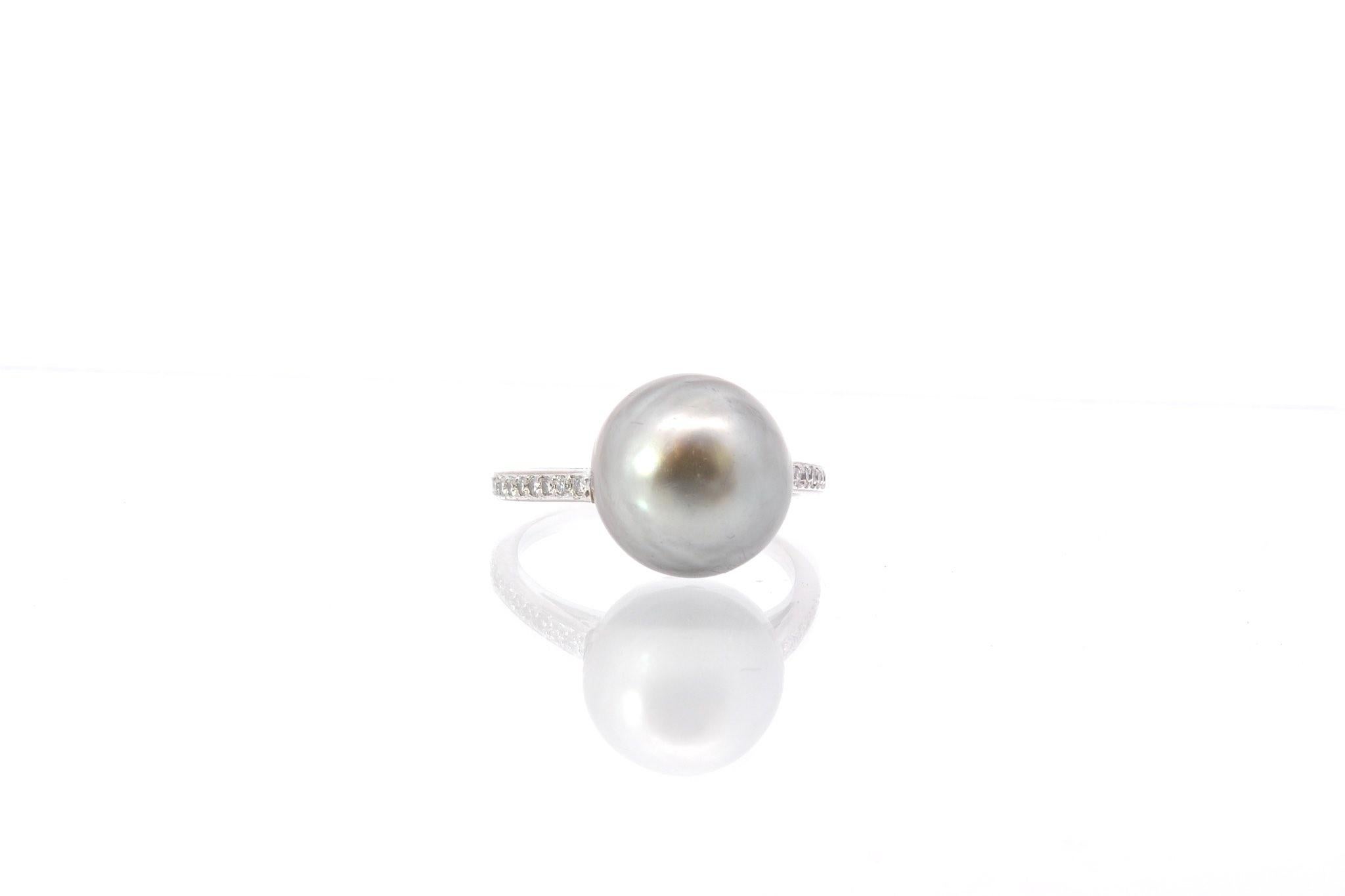 Bead Diamonds and Tahitian pearl ring in 18k gold For Sale