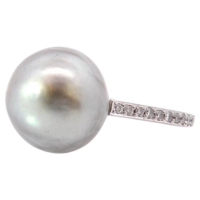 Diamonds and Tahitian pearl ring in 18k gold